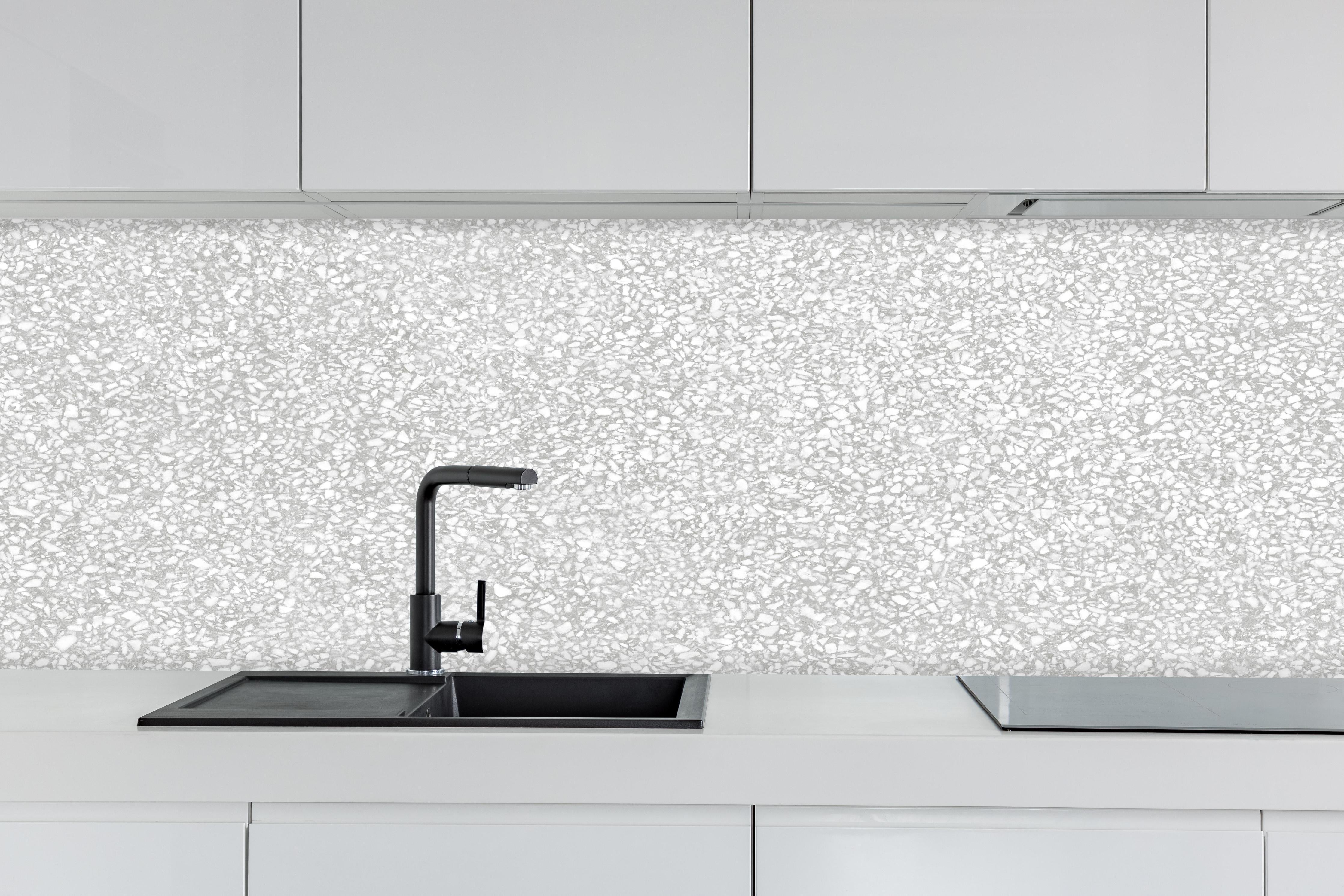 Küche - Weißer Terrazzostein hinter weißen Hochglanz-Küchenregalen und schwarzem Wasserhahn