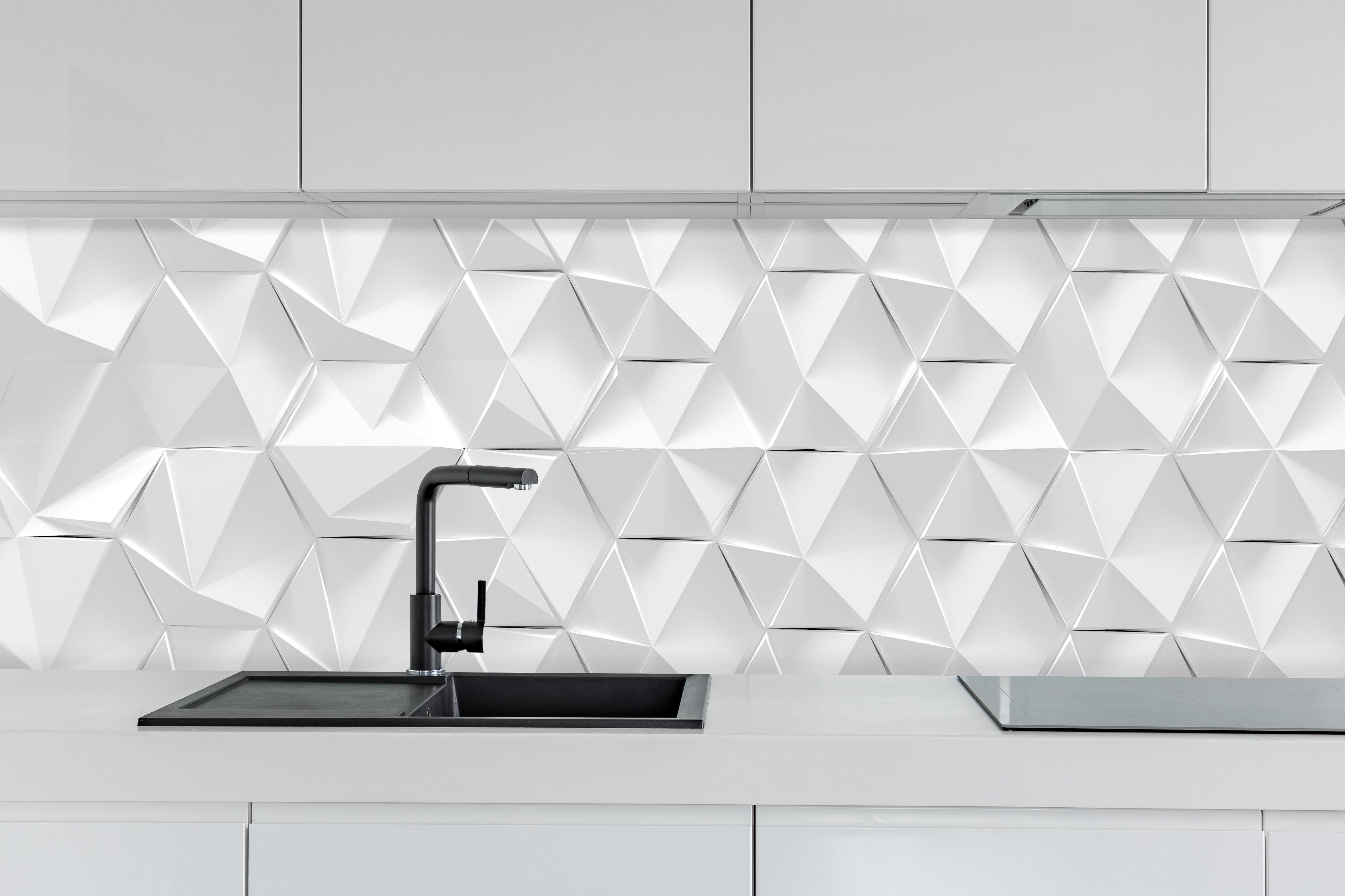 Küche - Weißer futuristischer Hintergrund hinter weißen Hochglanz-Küchenregalen und schwarzem Wasserhahn