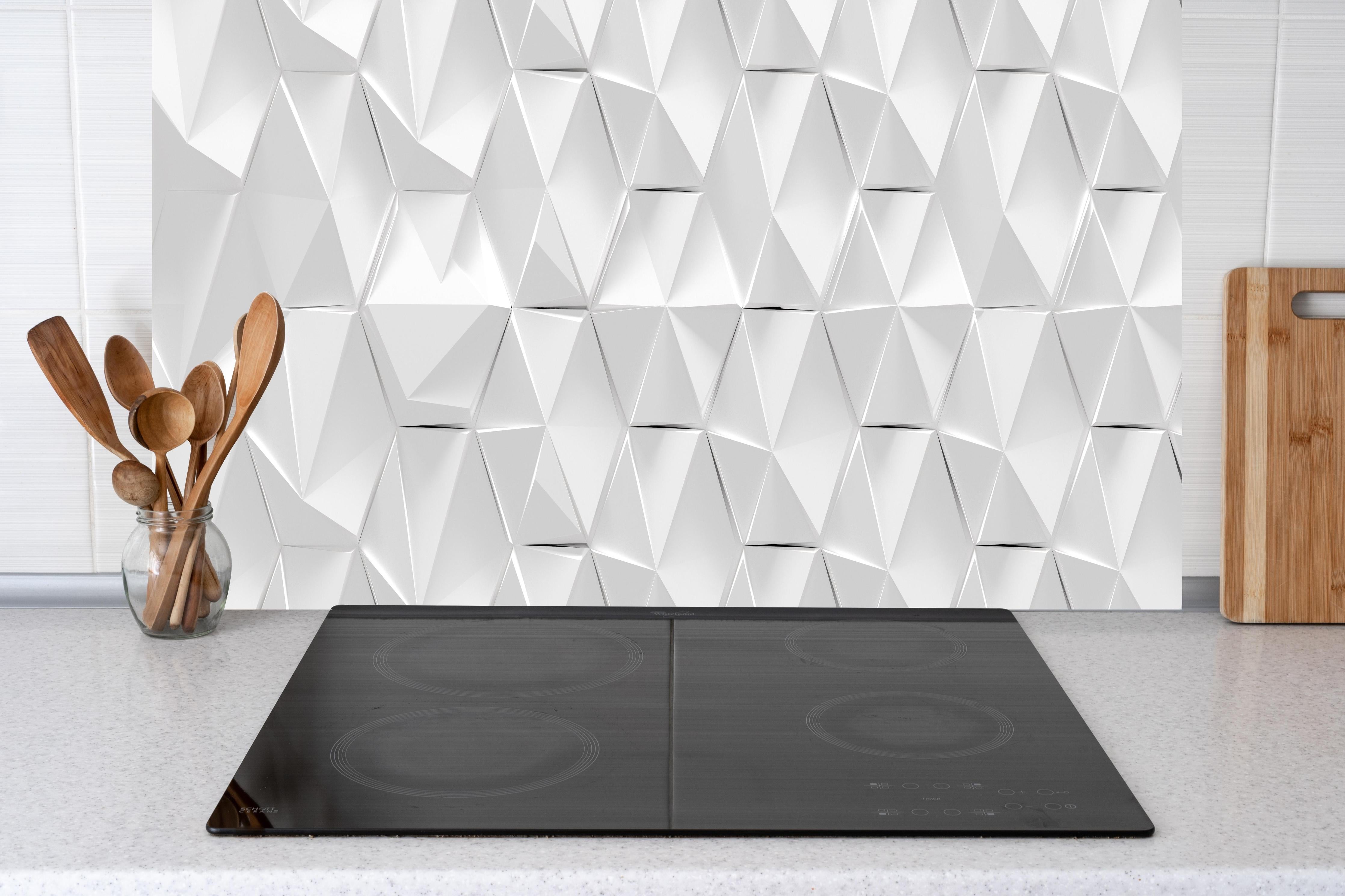 Küche - Weißer futuristischer Hintergrund hinter weißen Hochglanz-Küchenregalen und schwarzem Wasserhahn