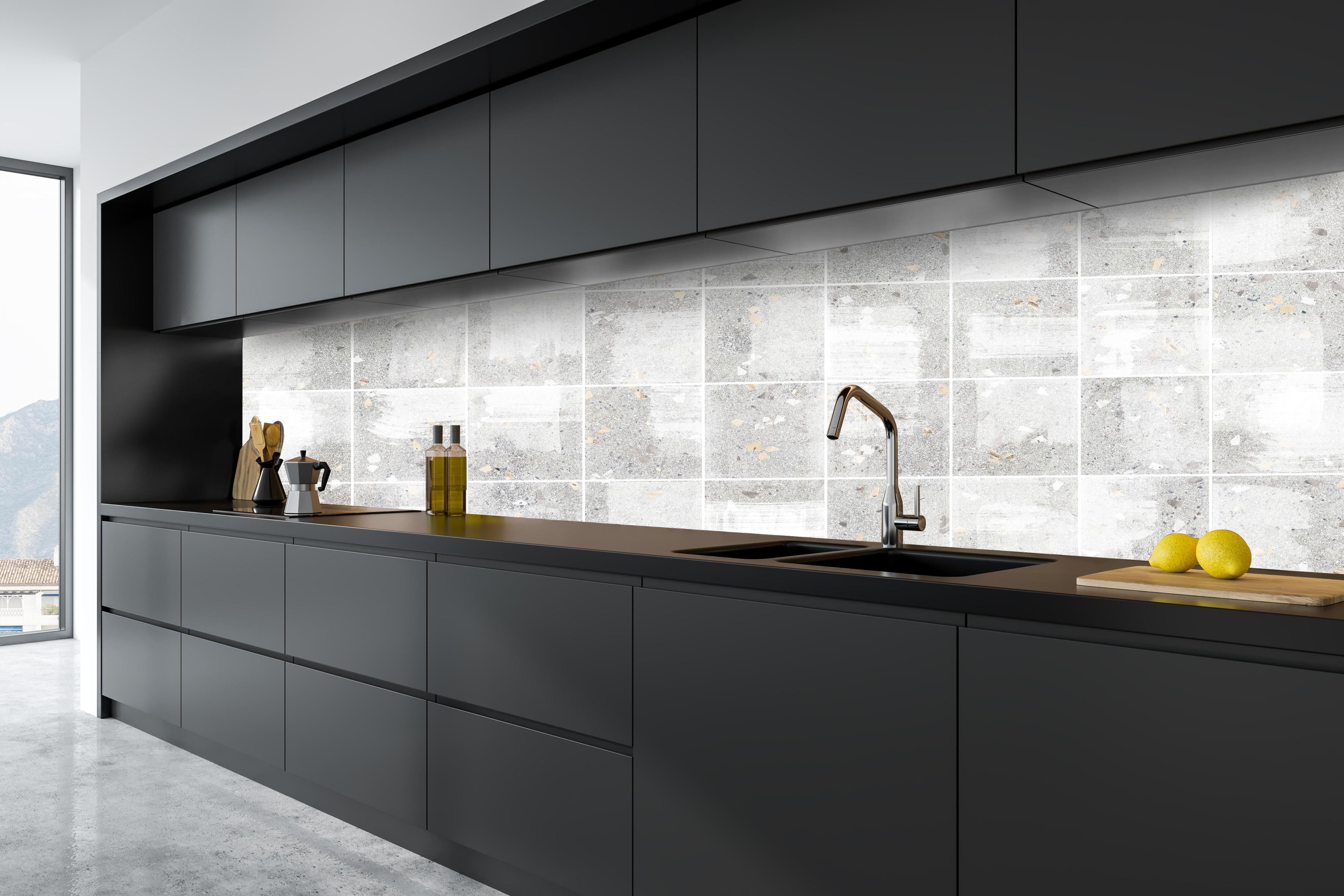 Küche - Weißes Fliesenmuster - Terrazzo Struktur hinter weißen Hochglanz-Küchenregalen und schwarzem Wasserhahn