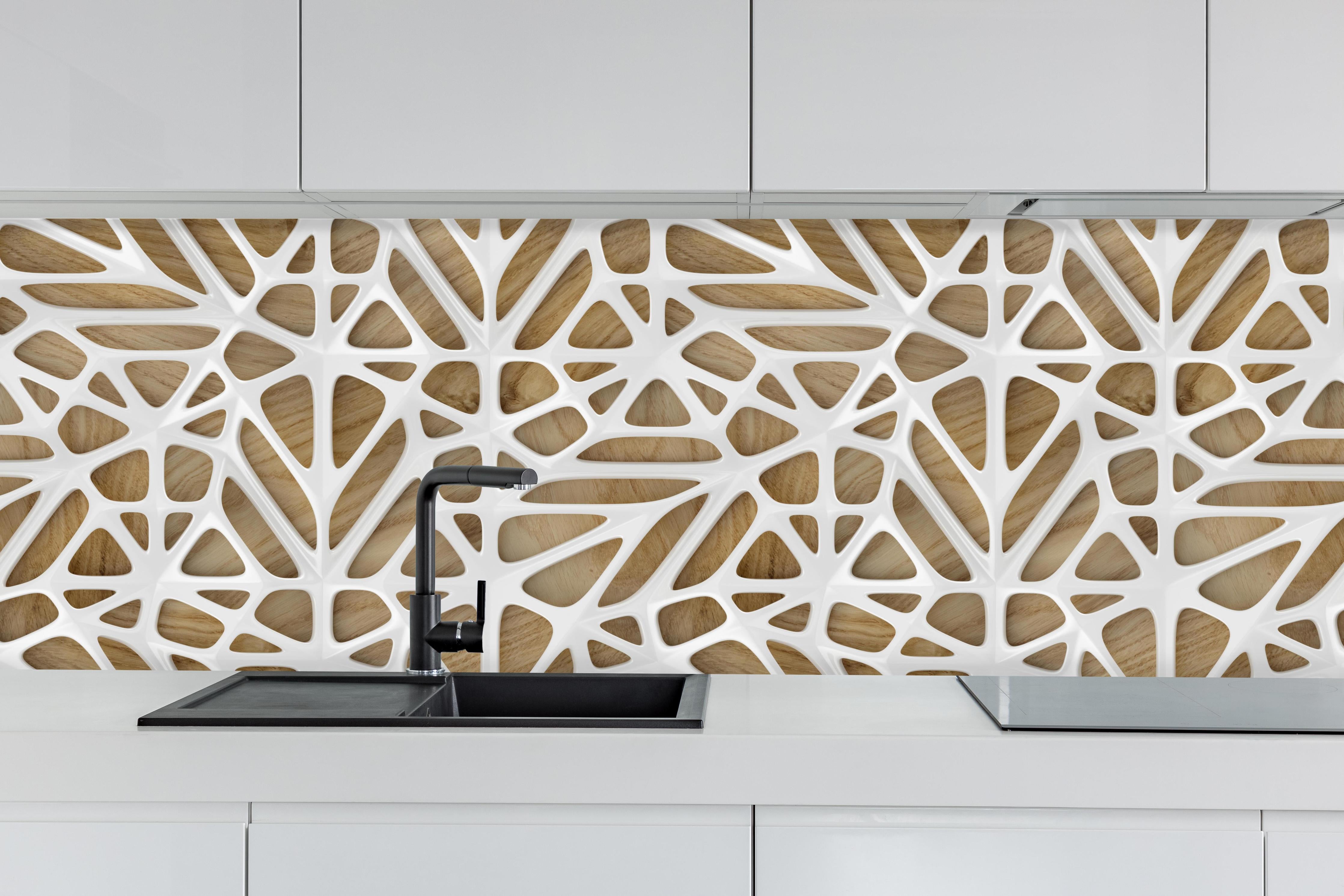 Küche - Weißes Gitter Muster hinter weißen Hochglanz-Küchenregalen und schwarzem Wasserhahn