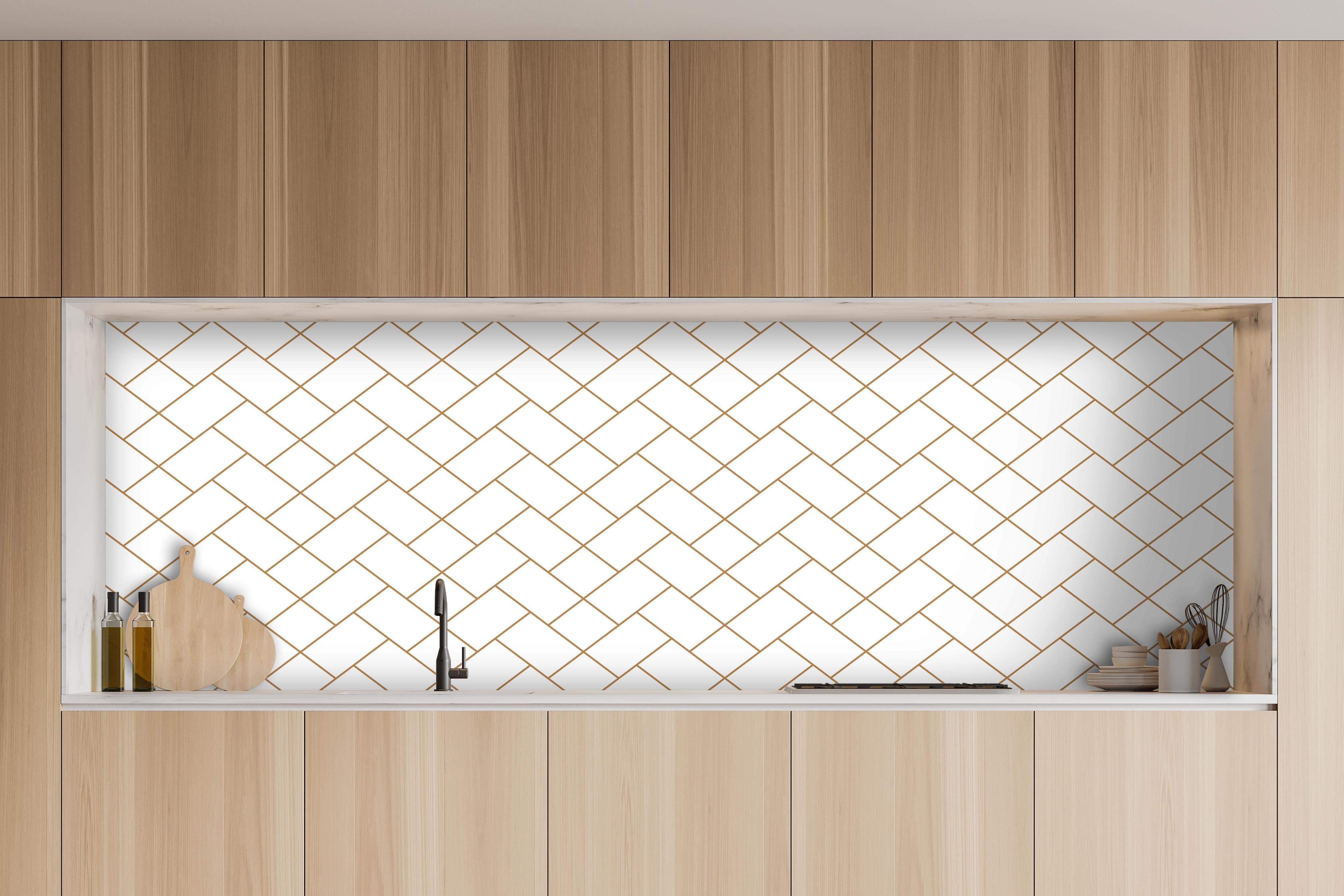 Küche - Weißes Hintergrundbild mit goldener Gitterstruktur hinter weißen Hochglanz-Küchenregalen und schwarzem Wasserhahn