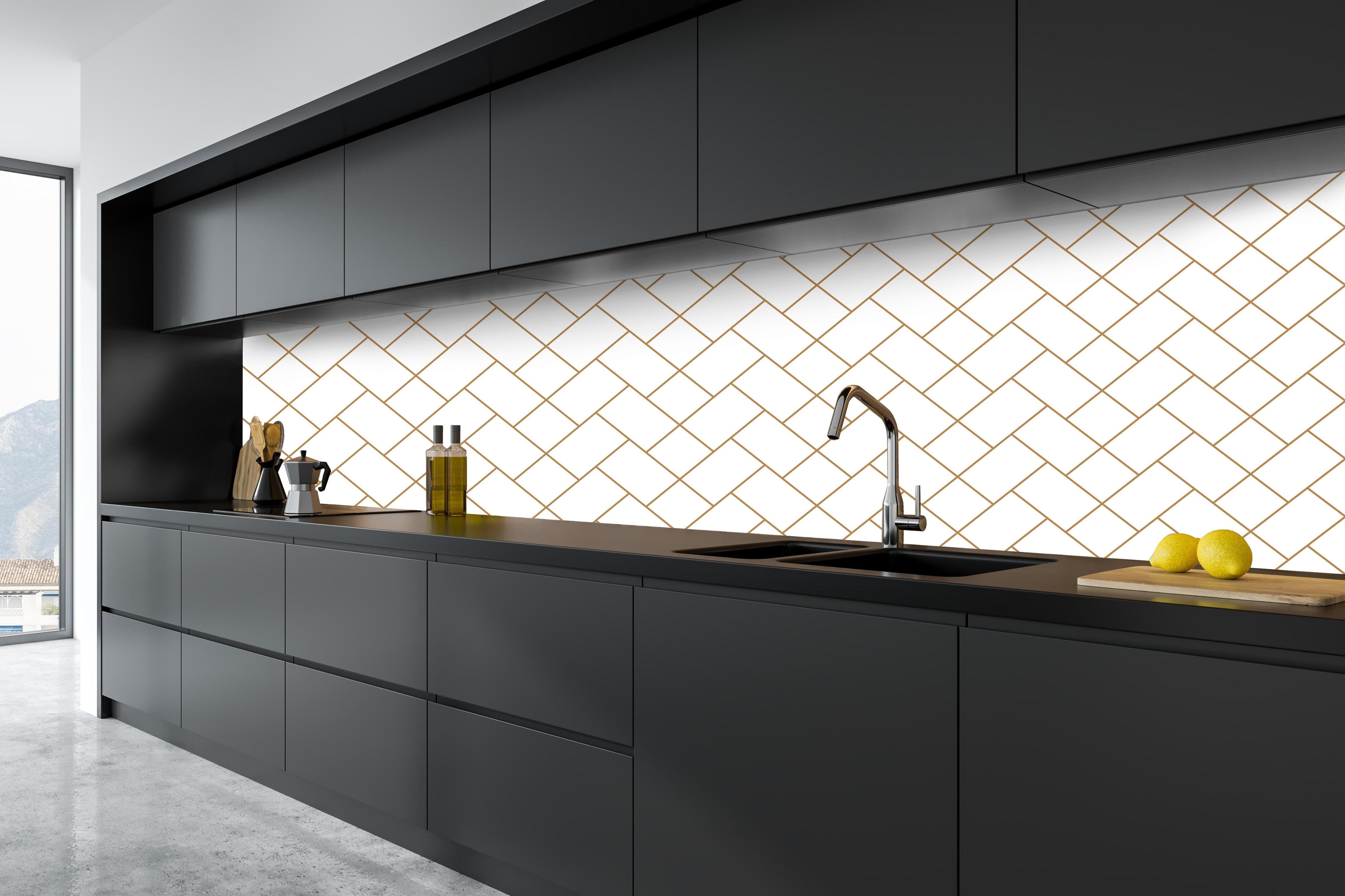 Küche - Weißes Hintergrundbild mit goldener Gitterstruktur hinter weißen Hochglanz-Küchenregalen und schwarzem Wasserhahn