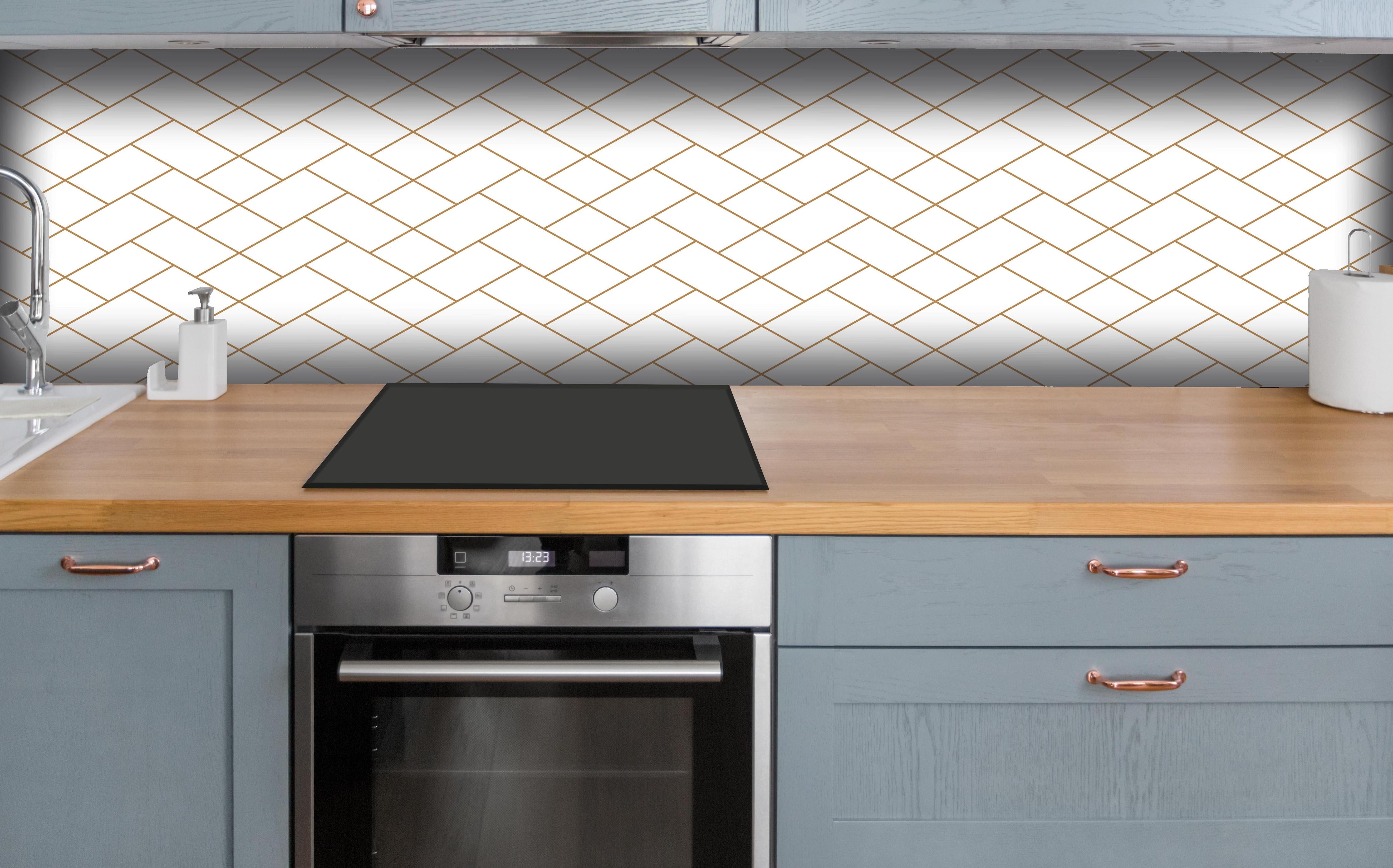 Küche - Weißes Hintergrundbild mit goldener Gitterstruktur hinter weißen Hochglanz-Küchenregalen und schwarzem Wasserhahn