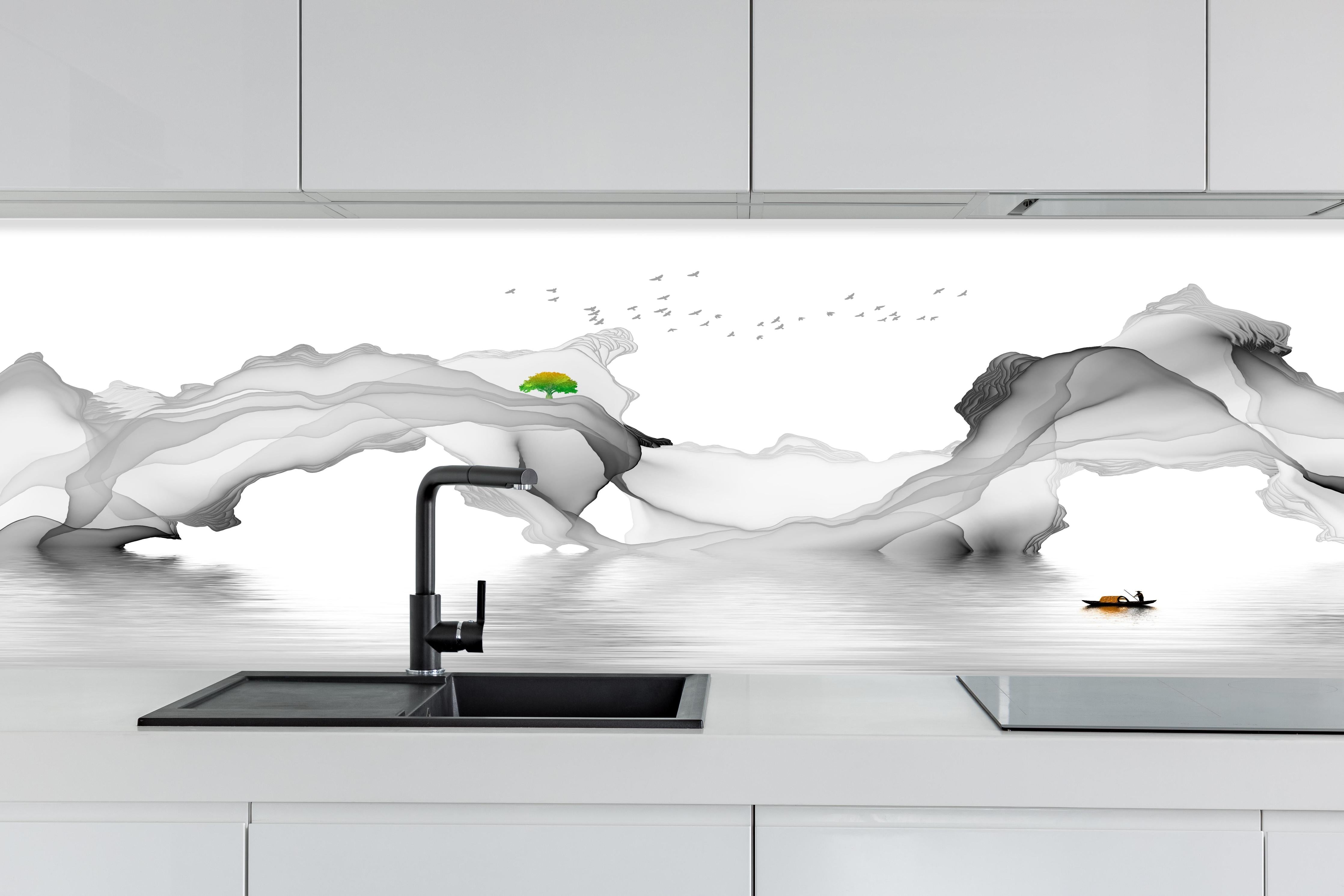 Küche - Weißes Meer Gemälde hinter weißen Hochglanz-Küchenregalen und schwarzem Wasserhahn