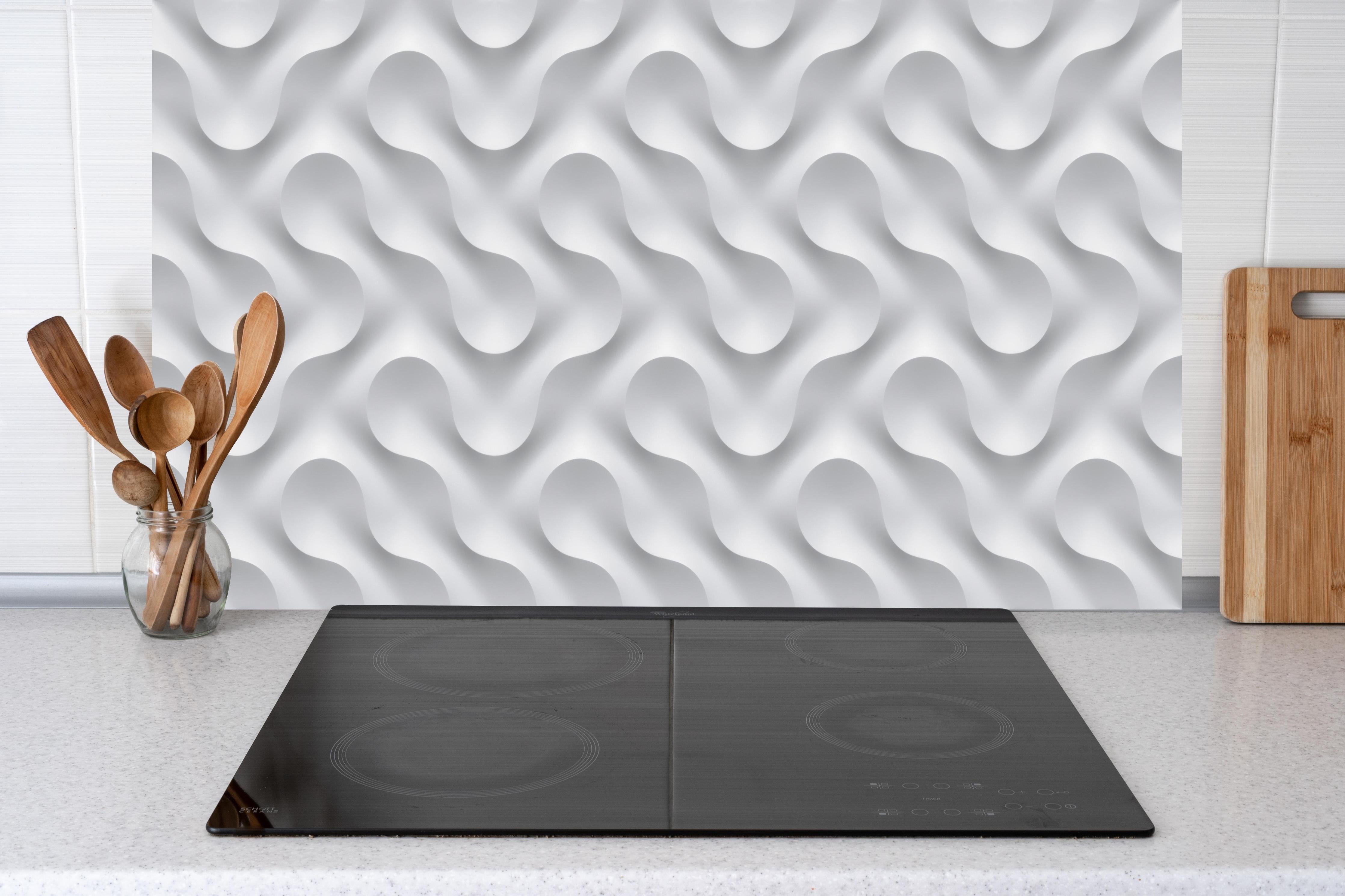 Küche - Weißes Wellen Muster hinter weißen Hochglanz-Küchenregalen und schwarzem Wasserhahn