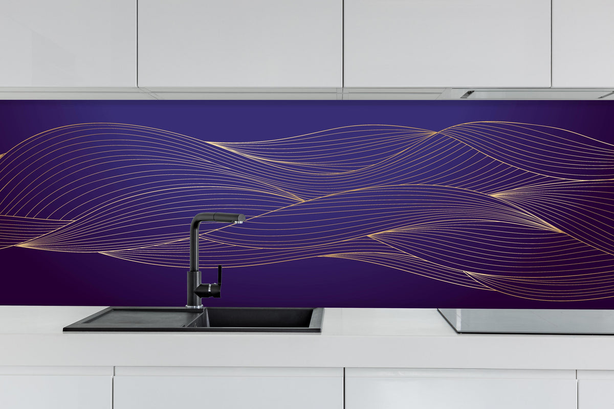Küche - Wellenförmige Lila Gold Linienkunst hinter weißen Hochglanz-Küchenregalen und schwarzem Wasserhahn
