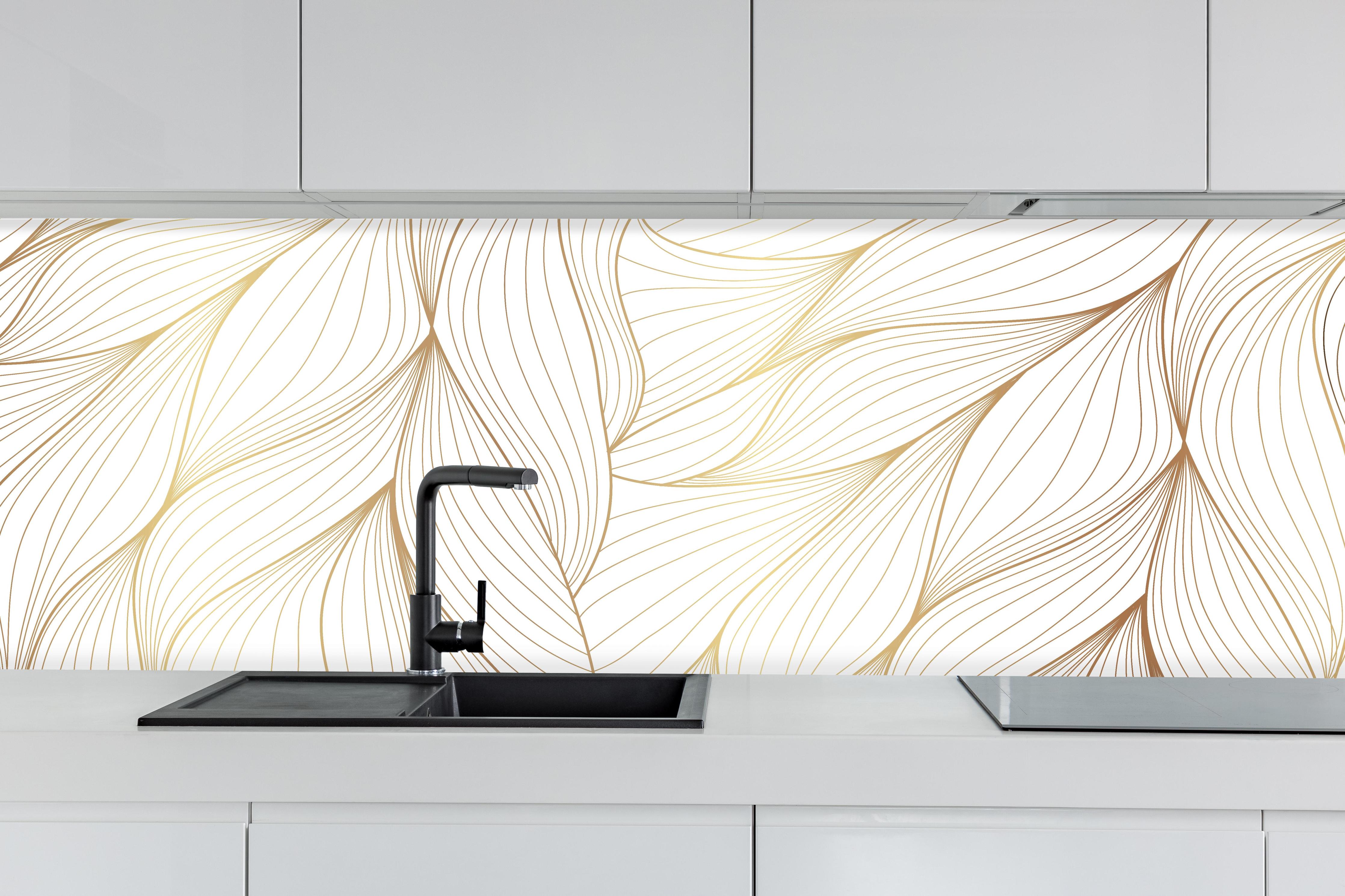Küche - Wellenförmiges Muster in Weiß und Beige hinter weißen Hochglanz-Küchenregalen und schwarzem Wasserhahn
