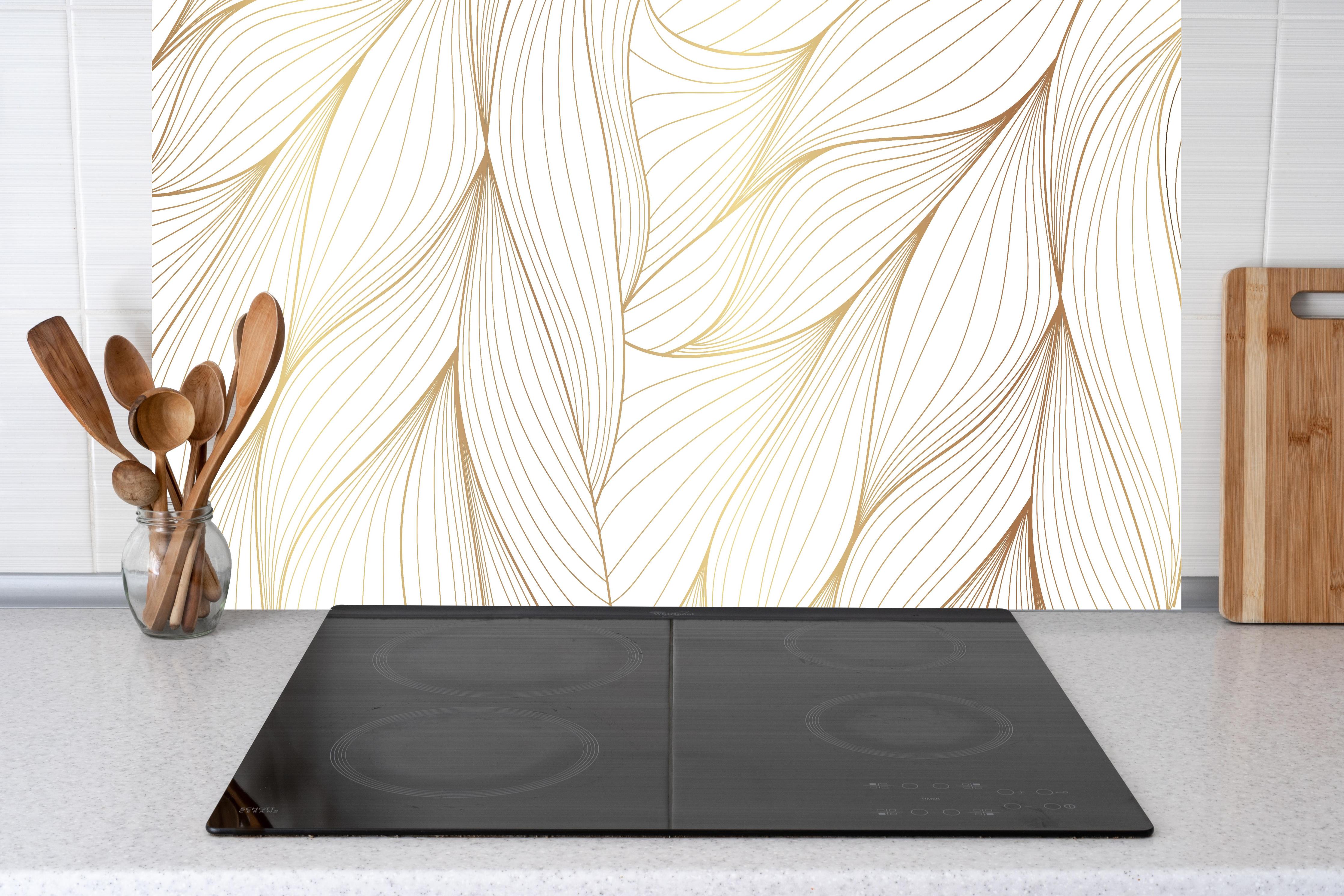 Küche - Wellenförmiges Muster in Weiß und Beige hinter weißen Hochglanz-Küchenregalen und schwarzem Wasserhahn