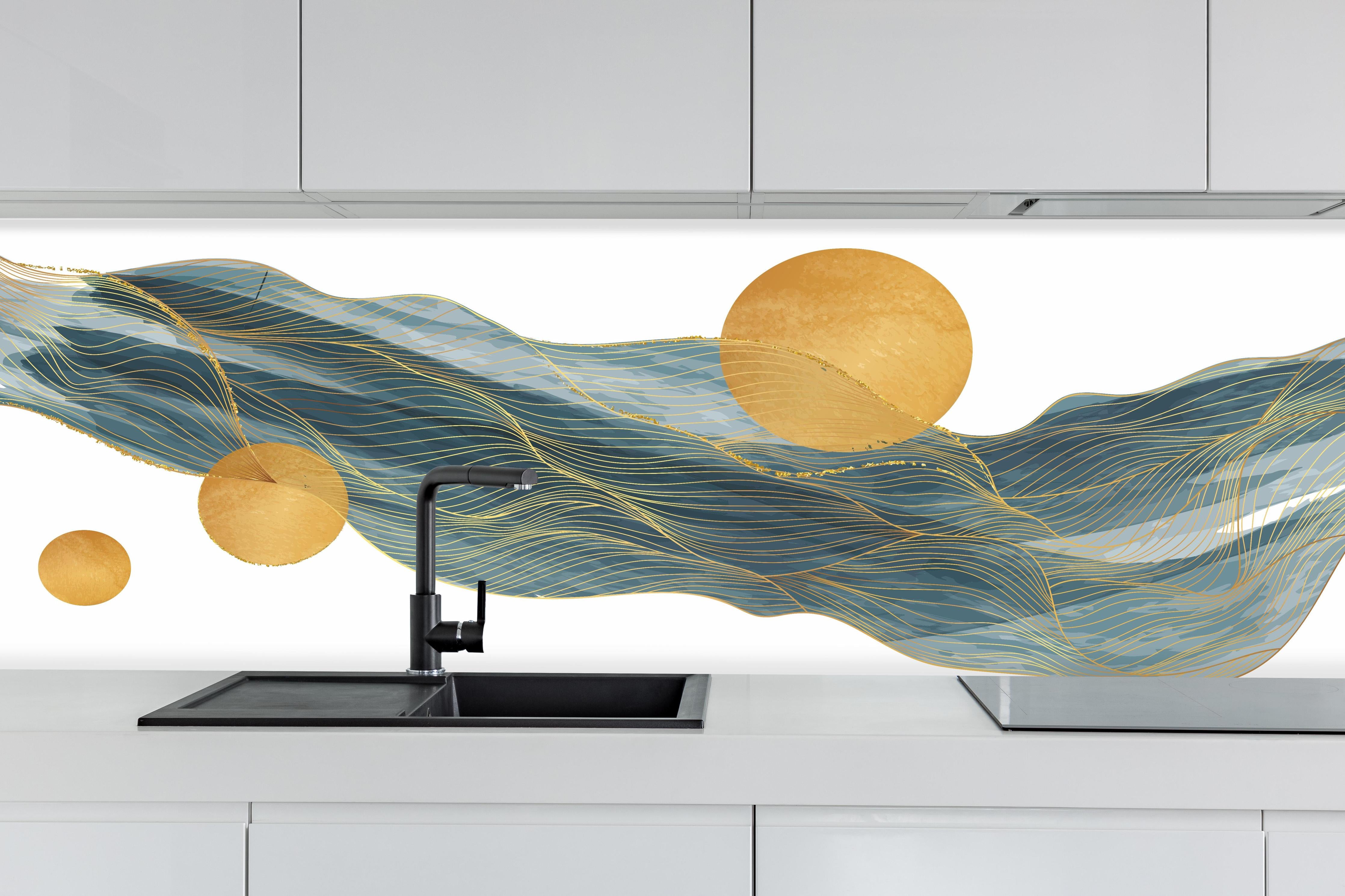 Küche - Wellenmuster mit goldenen Kreisen Kunst hinter weißen Hochglanz-Küchenregalen und schwarzem Wasserhahn