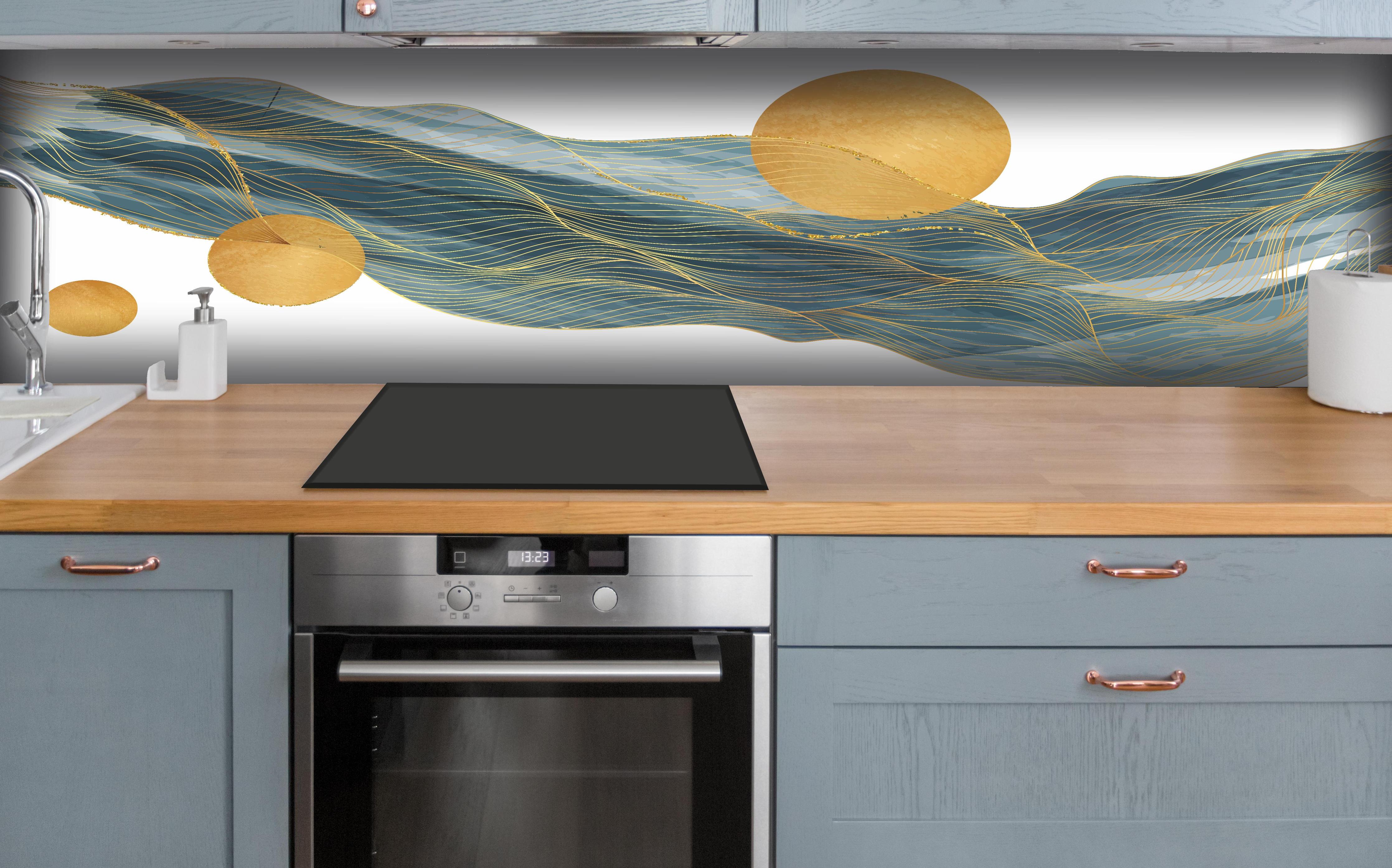 Küche - Wellenmuster mit goldenen Kreisen Kunst hinter weißen Hochglanz-Küchenregalen und schwarzem Wasserhahn