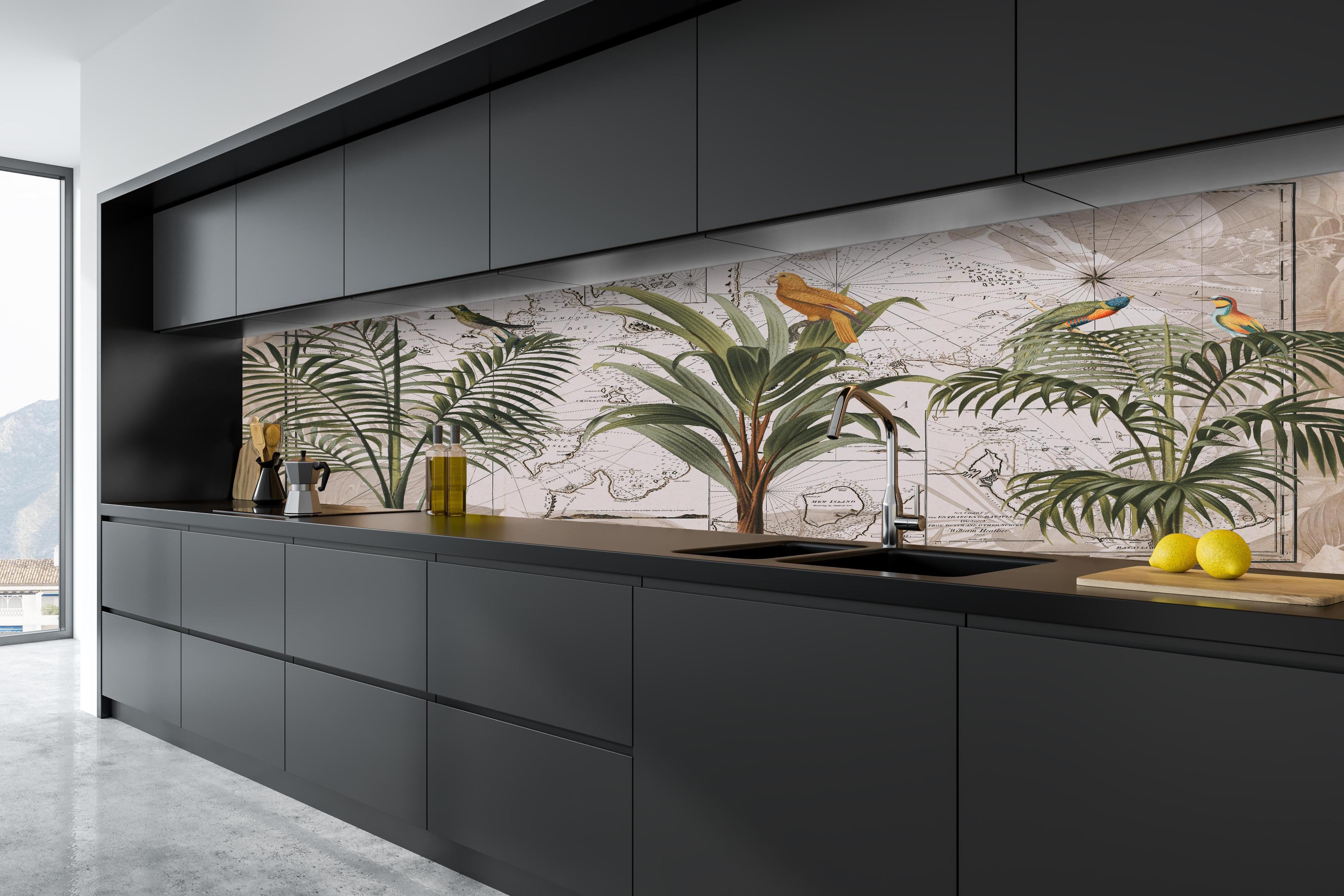 Küche - Weltkarte - Indonesien hinter weißen Hochglanz-Küchenregalen und schwarzem Wasserhahn