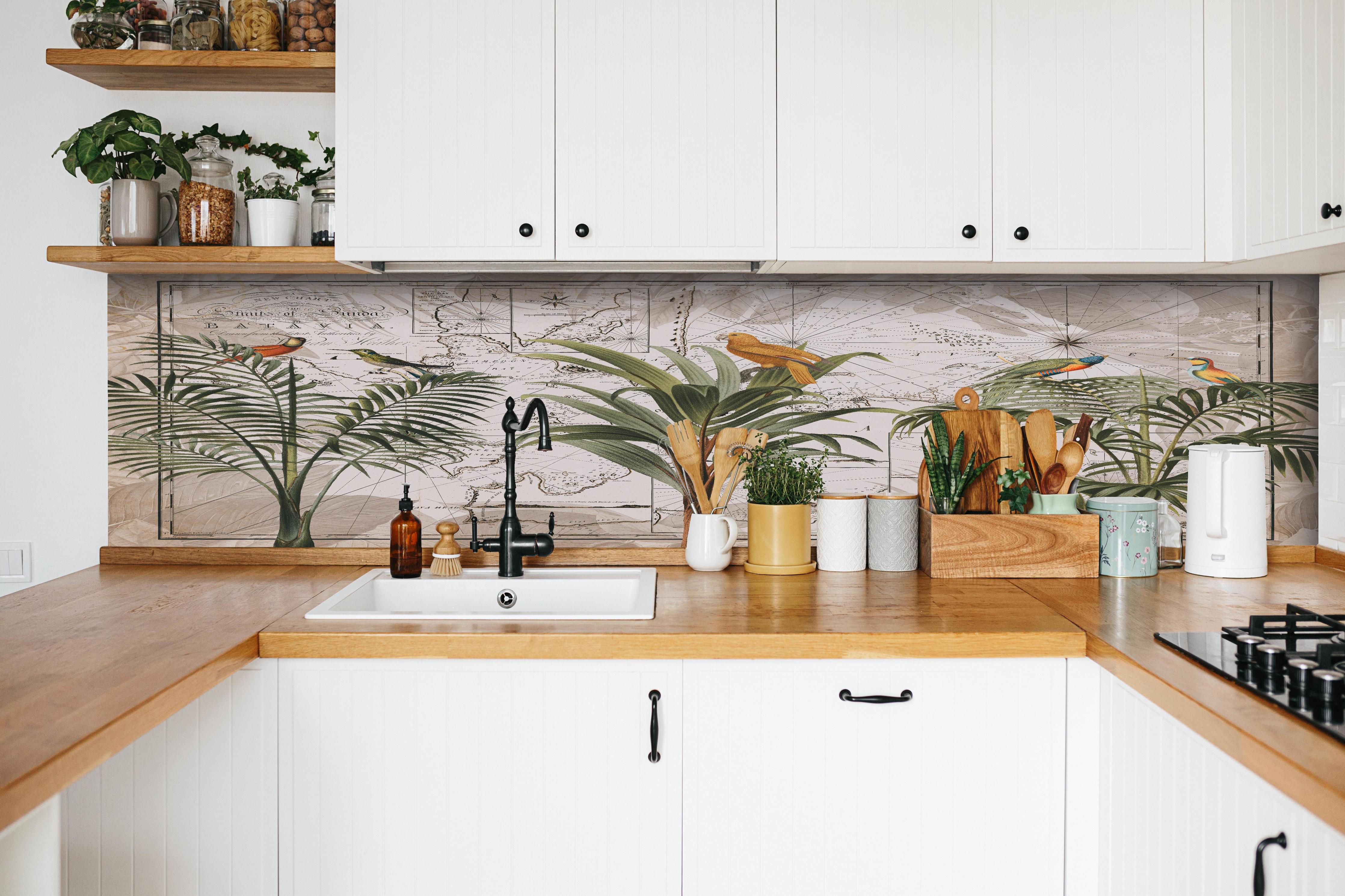 Küche - Weltkarte - Indonesien hinter weißen Hochglanz-Küchenregalen und schwarzem Wasserhahn