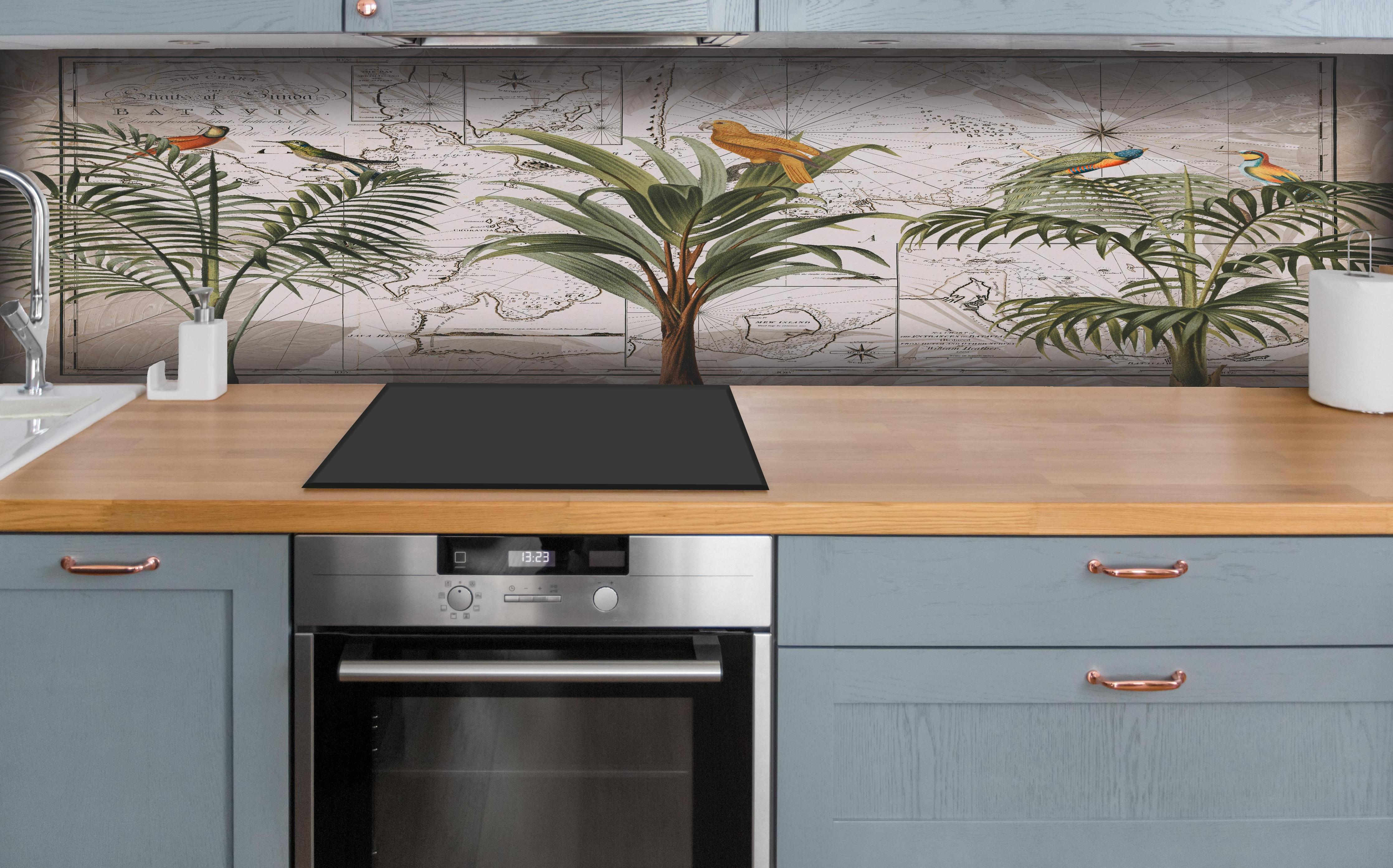 Küche - Weltkarte - Indonesien hinter weißen Hochglanz-Küchenregalen und schwarzem Wasserhahn