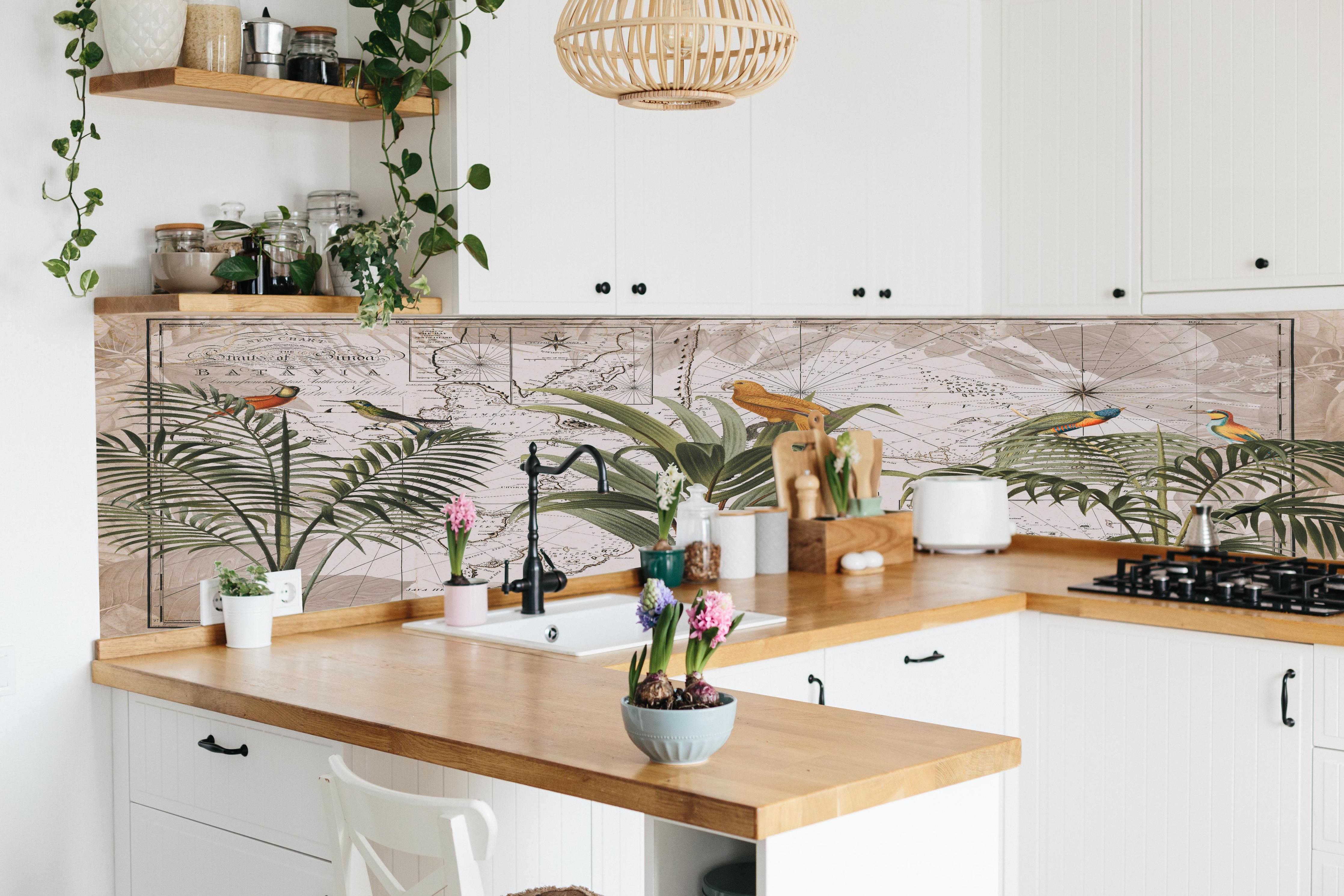 Küche - Weltkarte - Indonesien hinter weißen Hochglanz-Küchenregalen und schwarzem Wasserhahn