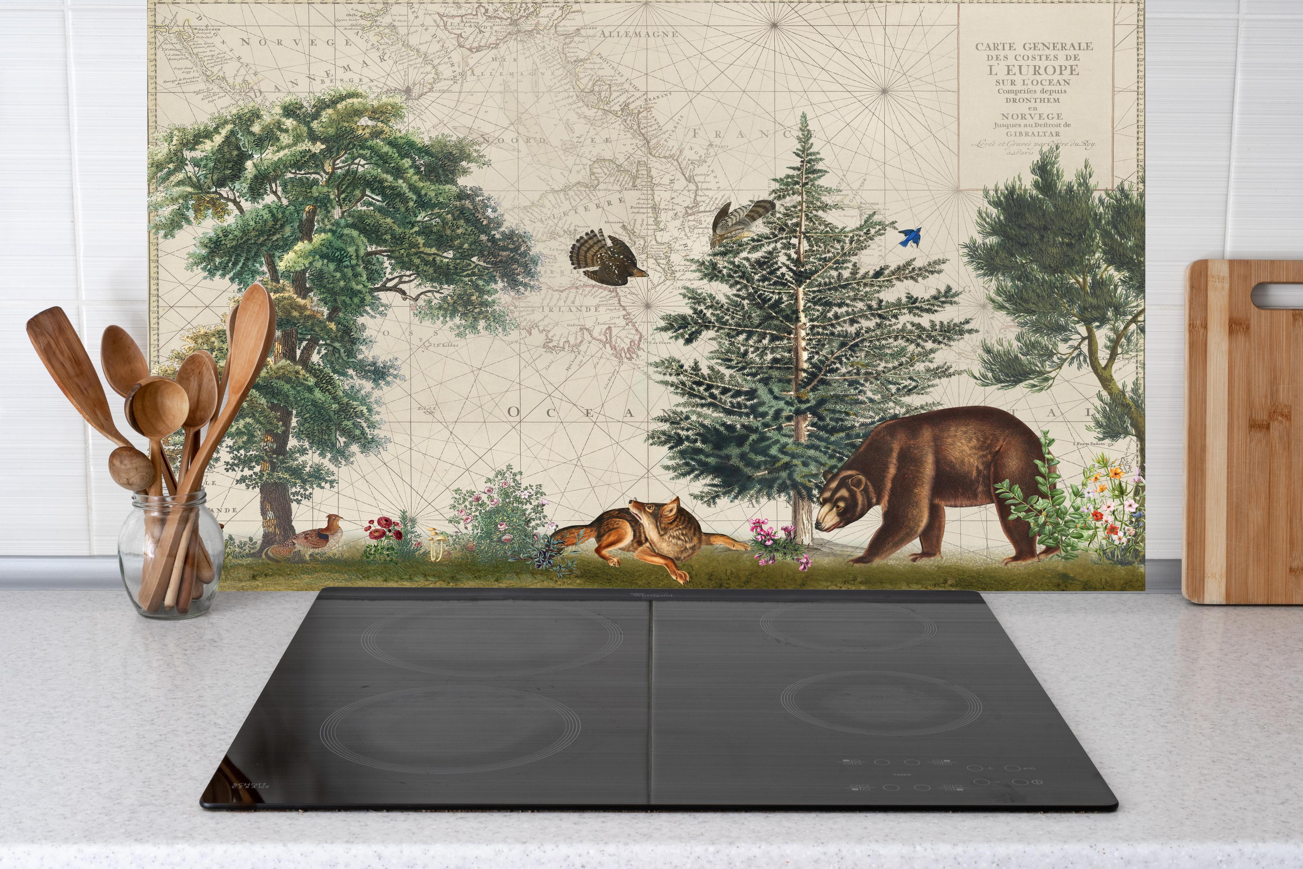 Küche - Weltkarte mit tropischem Wald hinter weißen Hochglanz-Küchenregalen und schwarzem Wasserhahn