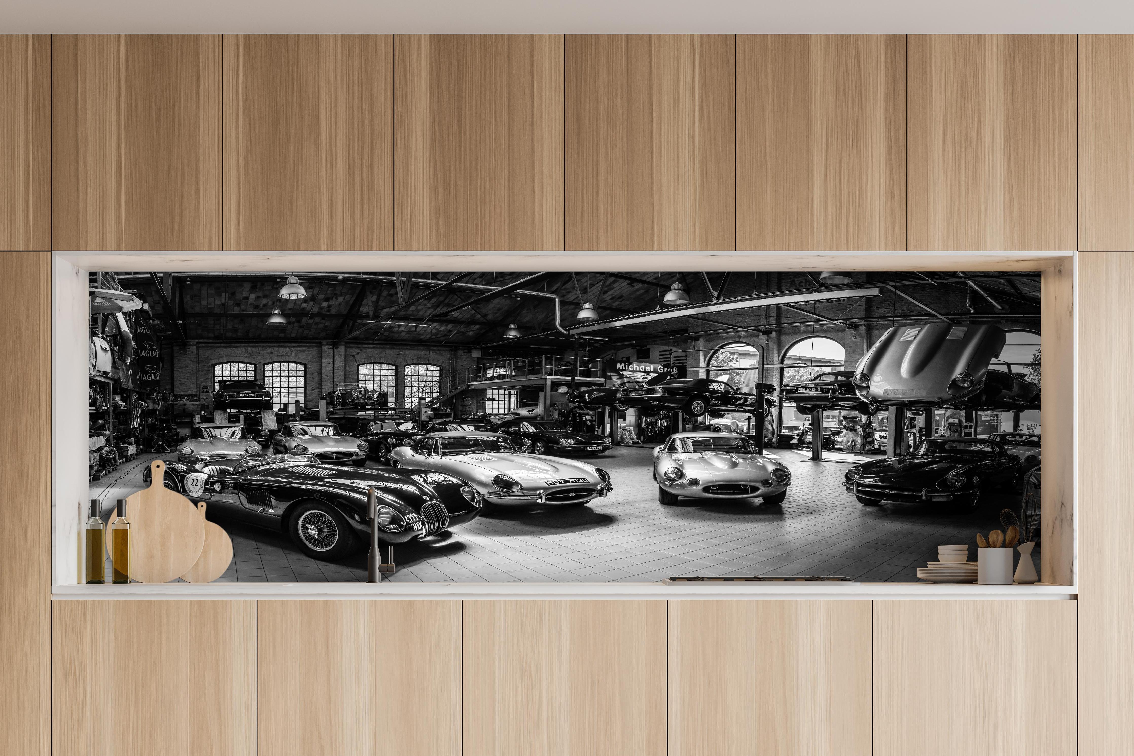 Küche - Werkstadt im Retro Stil hinter weißen Hochglanz-Küchenregalen und schwarzem Wasserhahn