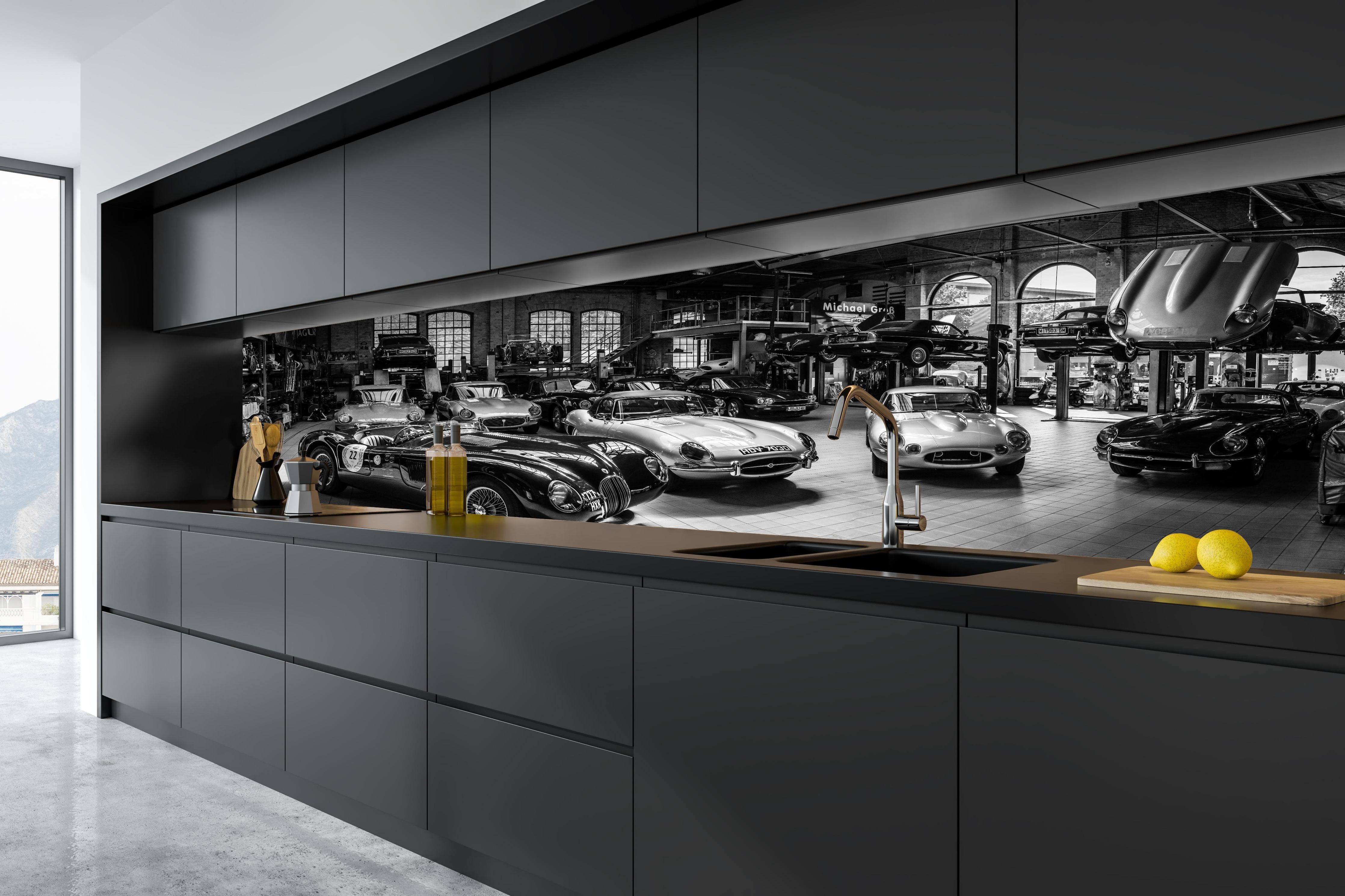 Küche - Werkstadt im Retro Stil hinter weißen Hochglanz-Küchenregalen und schwarzem Wasserhahn