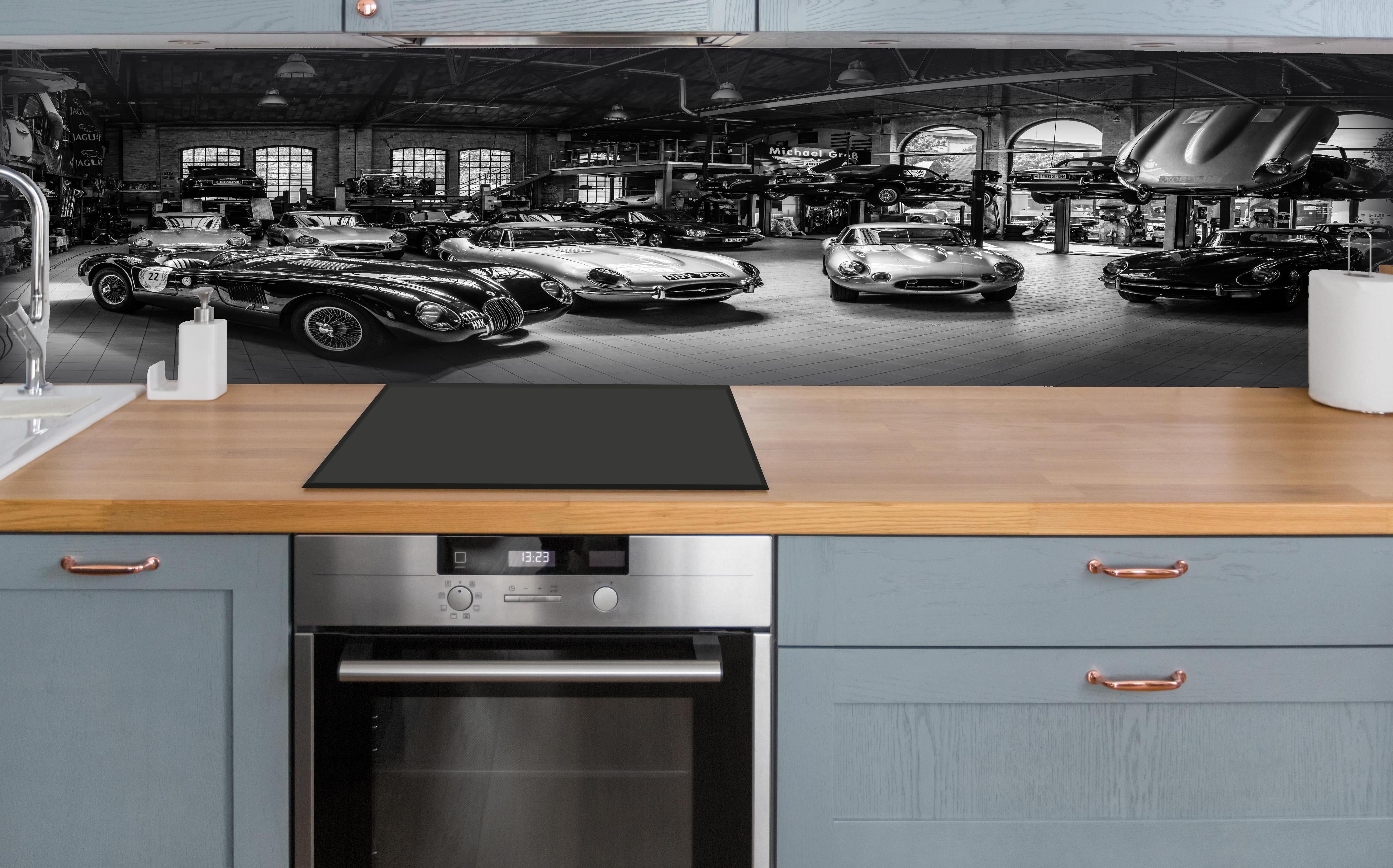 Küche - Werkstadt im Retro Stil hinter weißen Hochglanz-Küchenregalen und schwarzem Wasserhahn