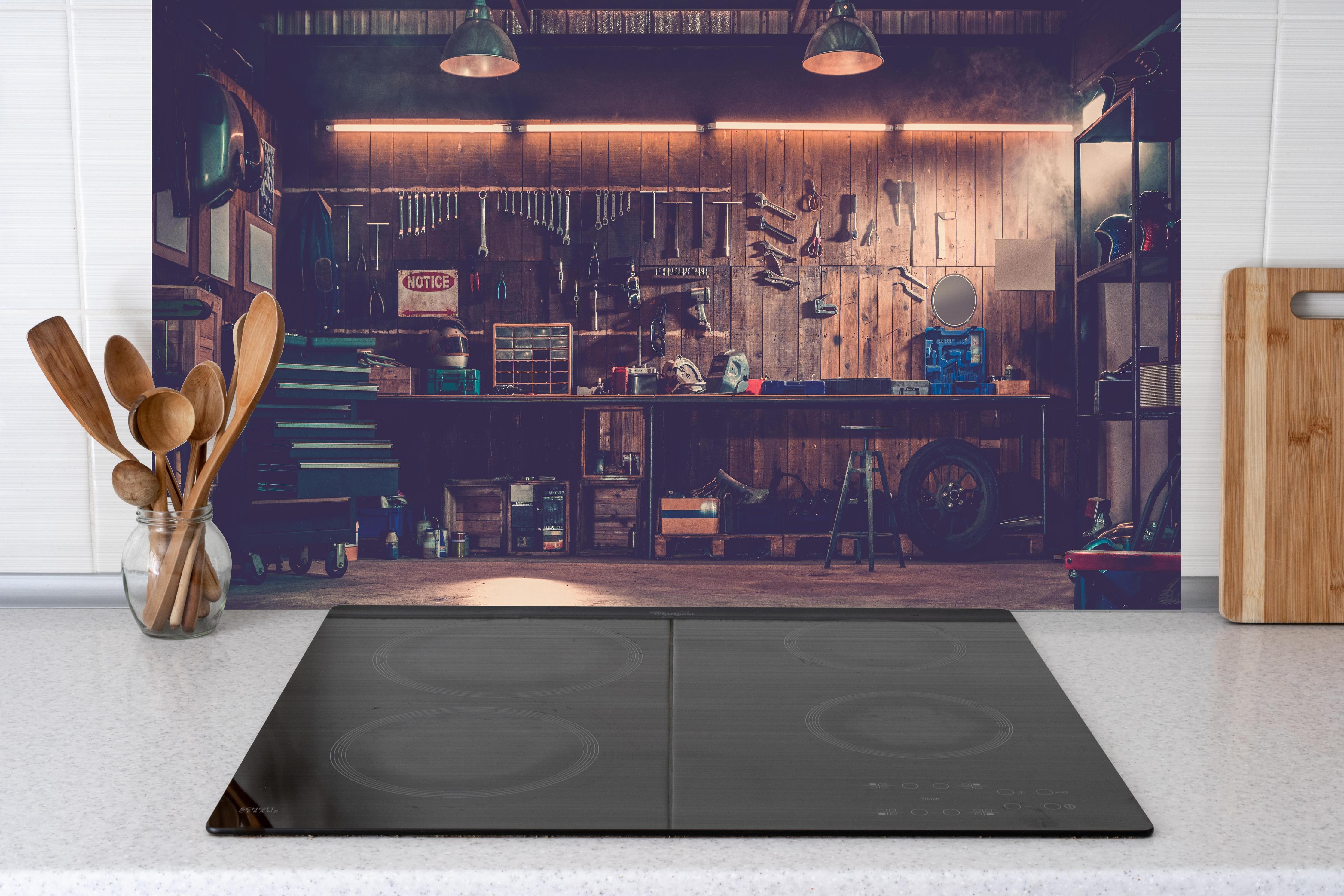 Küche - Werkstatt-Szene hinter weißen Hochglanz-Küchenregalen und schwarzem Wasserhahn