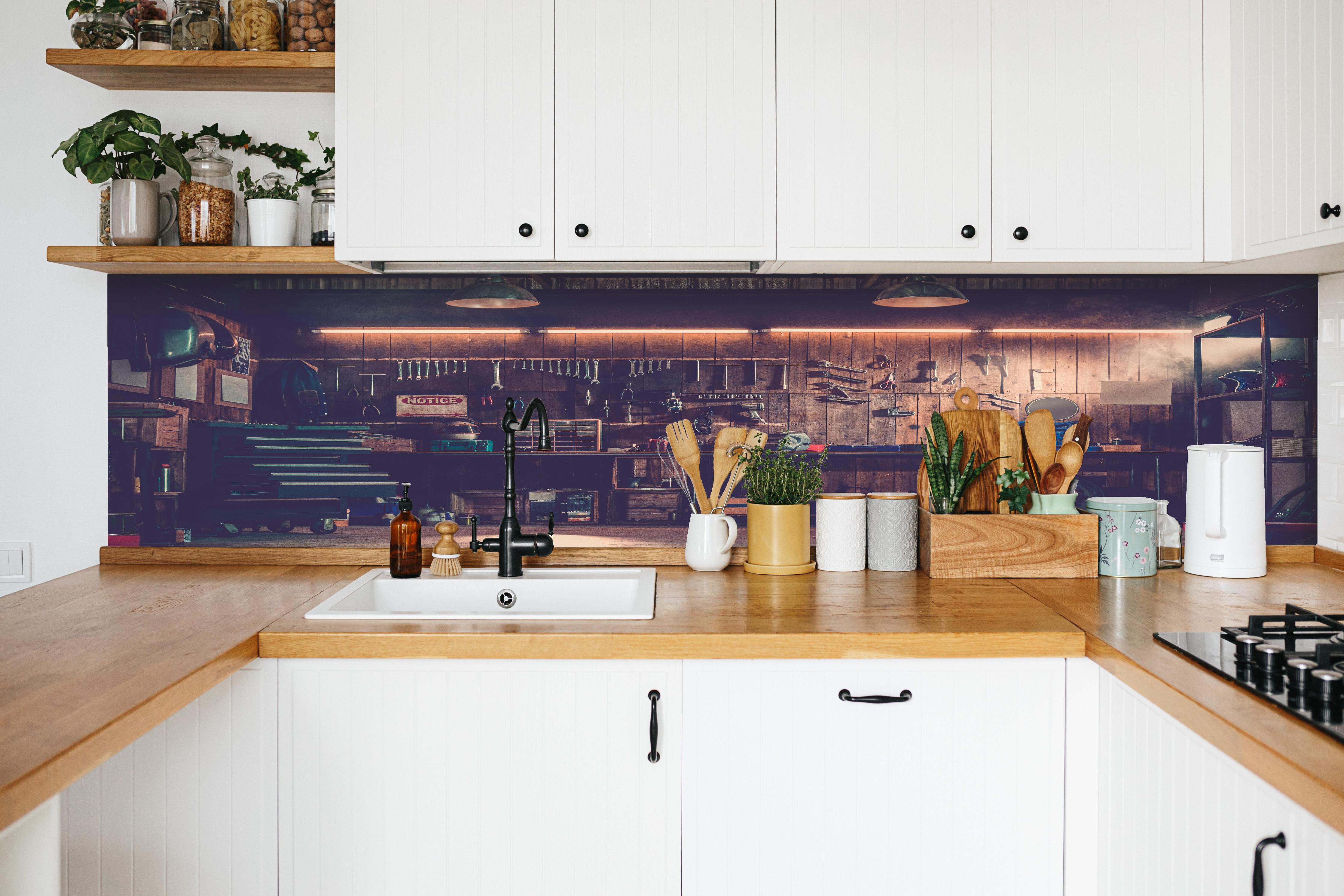 Küche - Werkstatt-Szene hinter weißen Hochglanz-Küchenregalen und schwarzem Wasserhahn