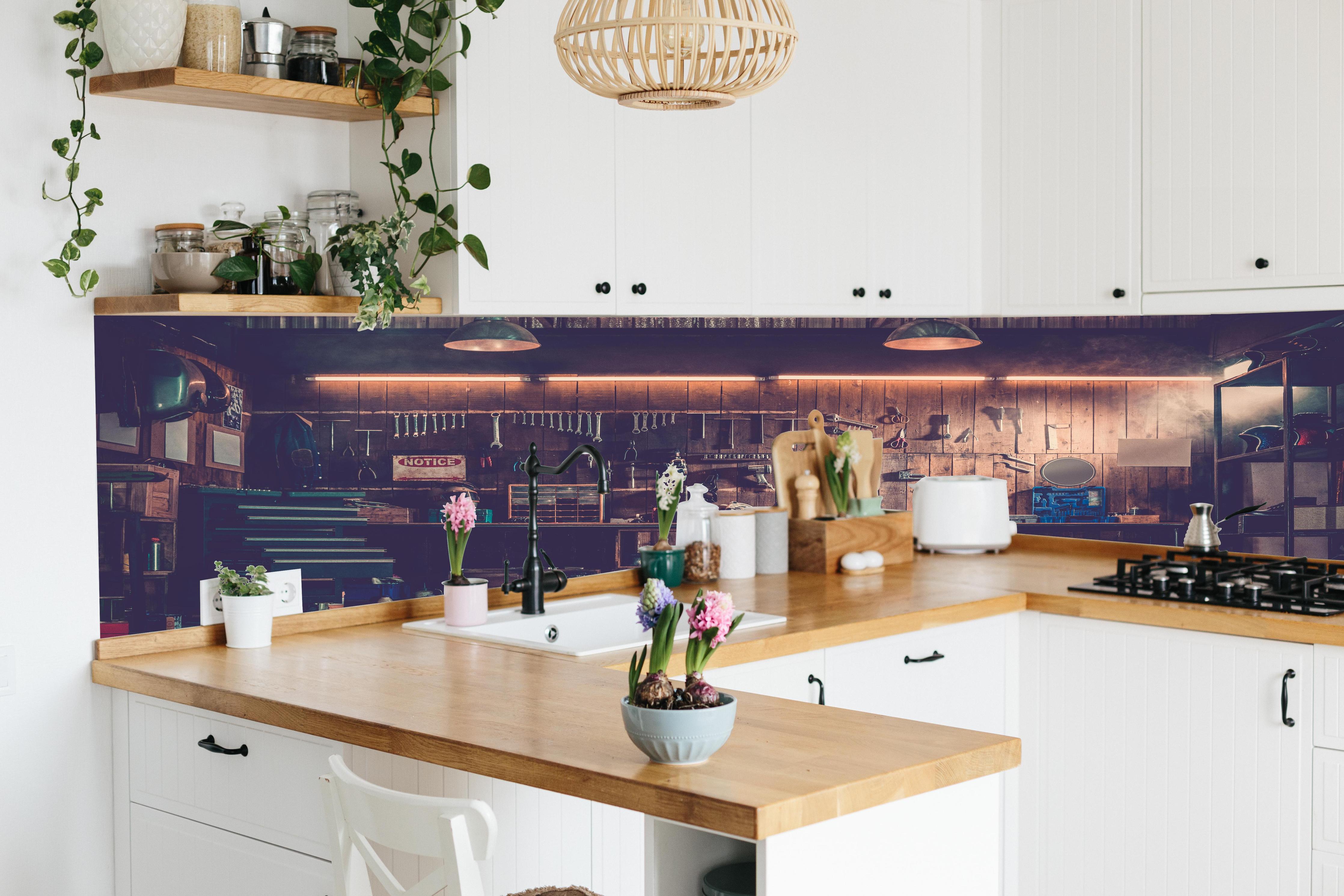 Küche - Werkstatt-Szene hinter weißen Hochglanz-Küchenregalen und schwarzem Wasserhahn