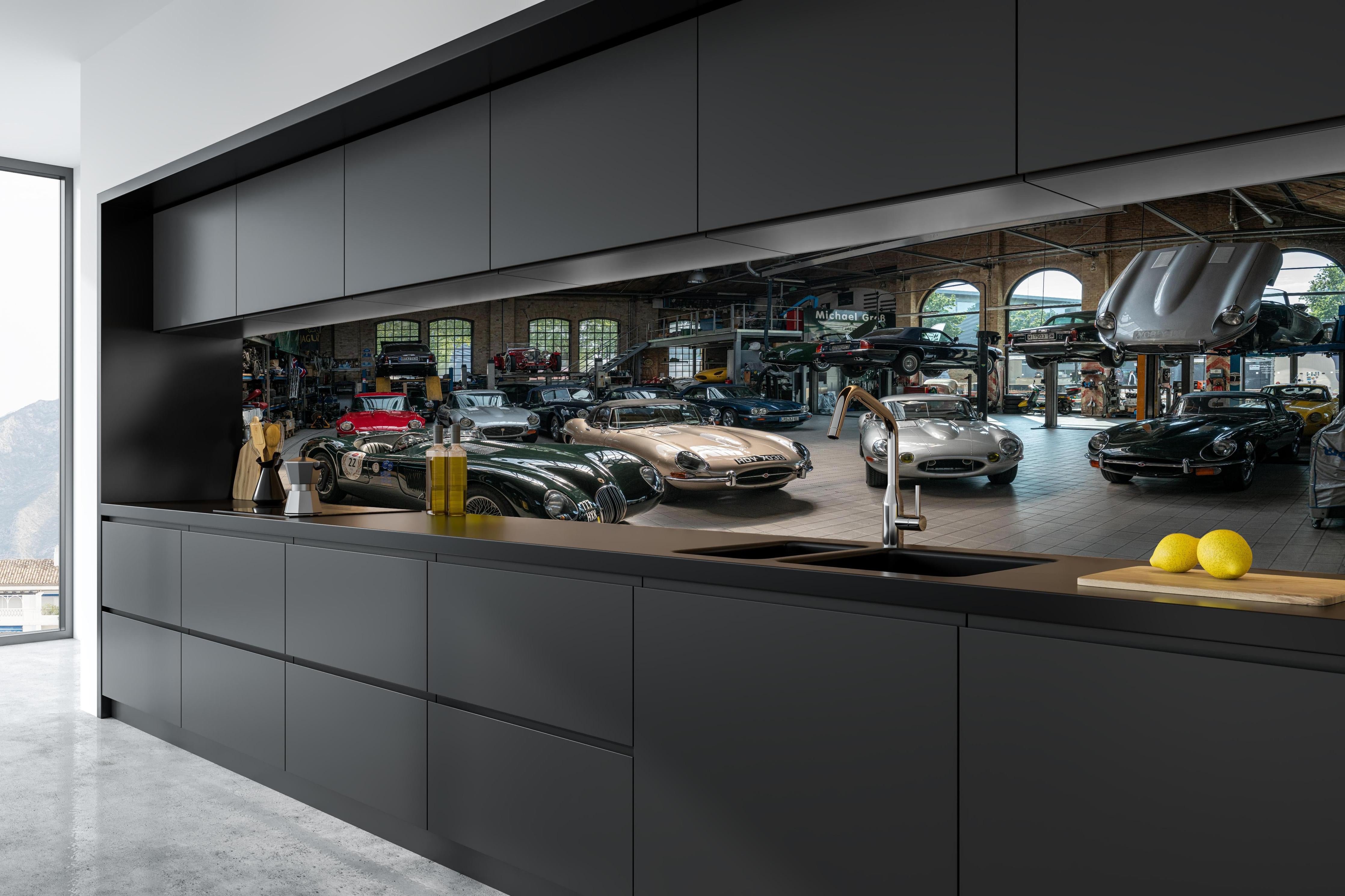 Küche - Werkstatt für die Reparatur und Wartung englischer Retro-Klassiker hinter weißen Hochglanz-Küchenregalen und schwarzem Wasserhahn