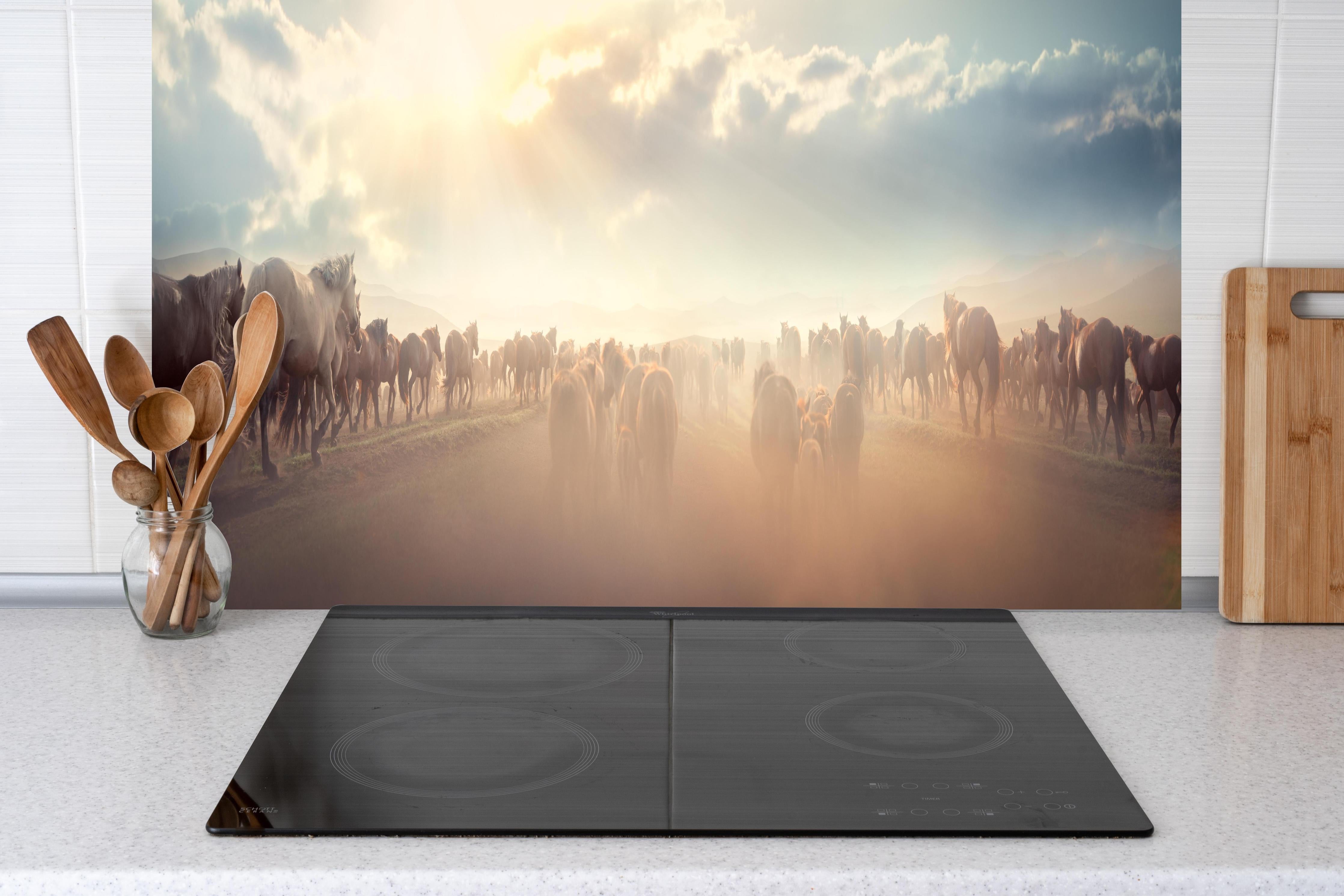 Küche - Wildpferde-Herde begegnet Sonnenuntergangspanorama hinter weißen Hochglanz-Küchenregalen und schwarzem Wasserhahn