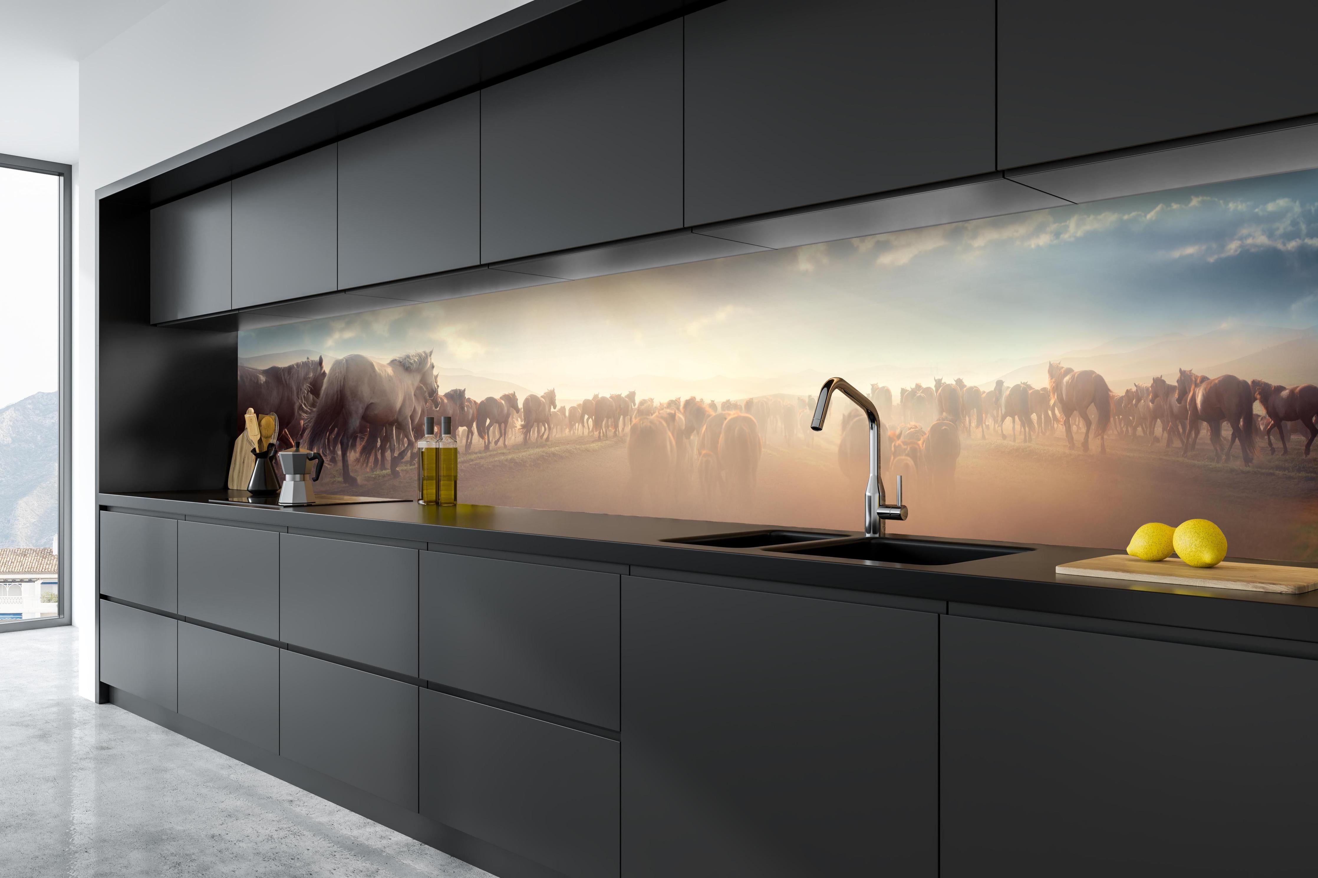Küche - Wildpferde-Herde begegnet Sonnenuntergangspanorama hinter weißen Hochglanz-Küchenregalen und schwarzem Wasserhahn