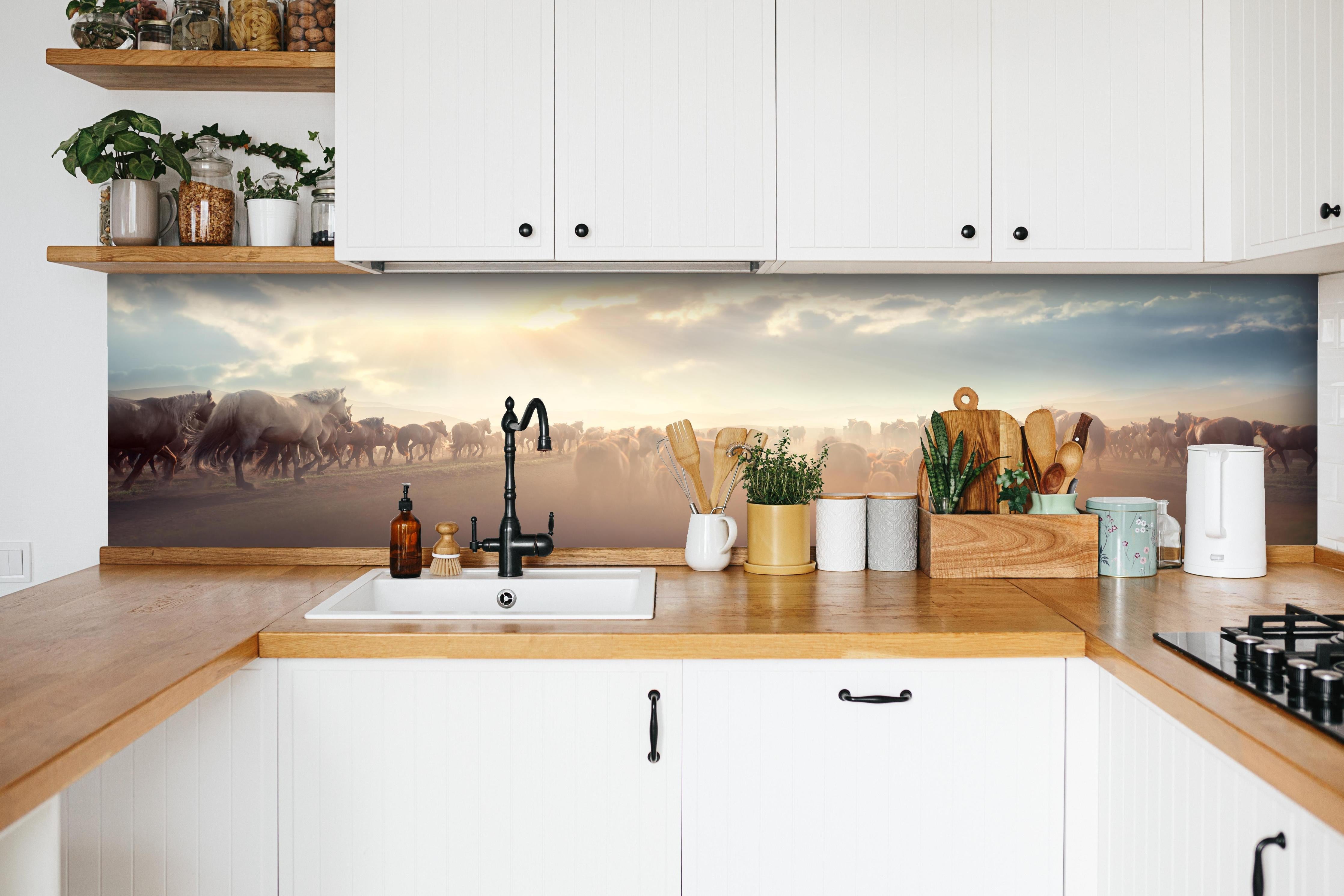 Küche - Wildpferde-Herde begegnet Sonnenuntergangspanorama hinter weißen Hochglanz-Küchenregalen und schwarzem Wasserhahn