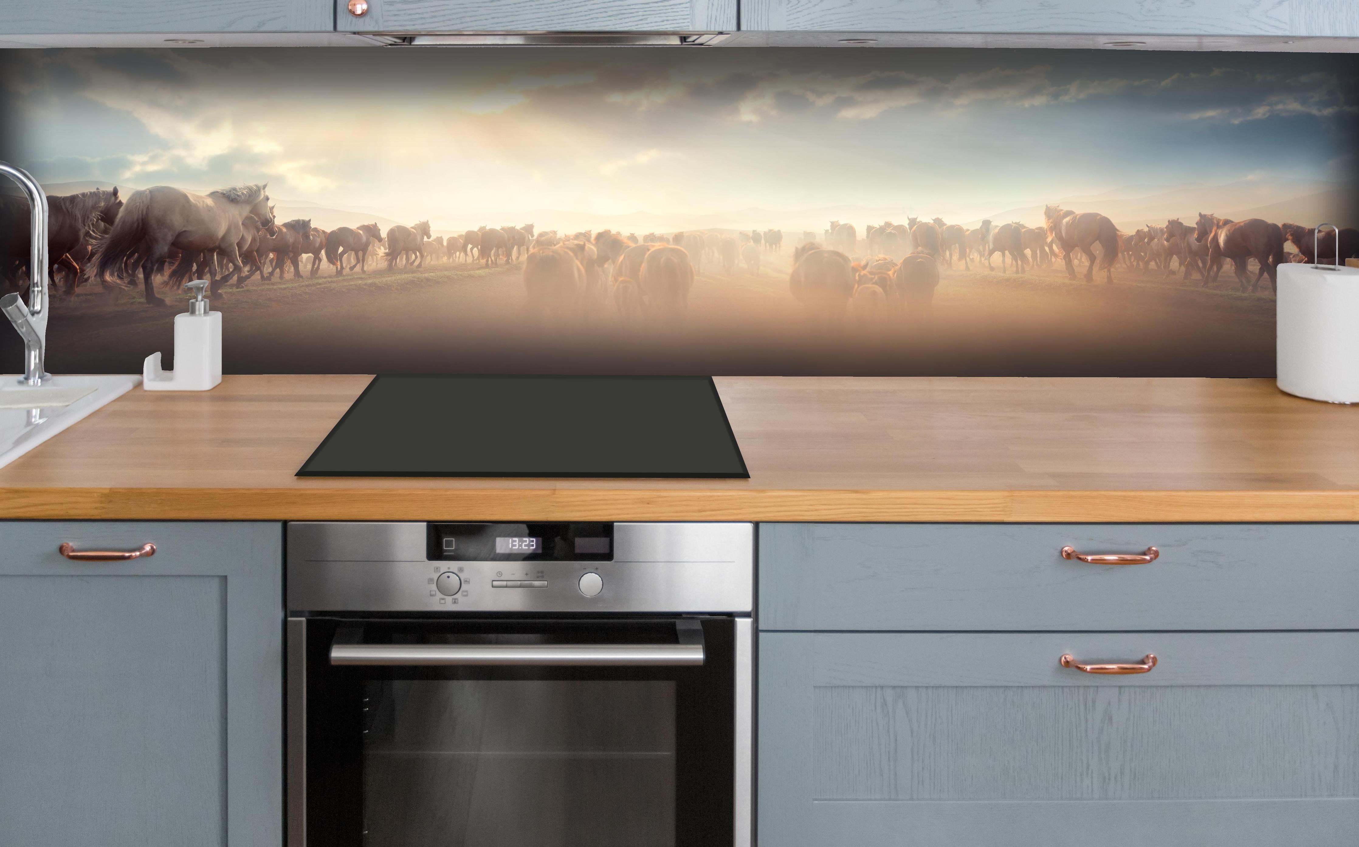 Küche - Wildpferde-Herde begegnet Sonnenuntergangspanorama hinter weißen Hochglanz-Küchenregalen und schwarzem Wasserhahn