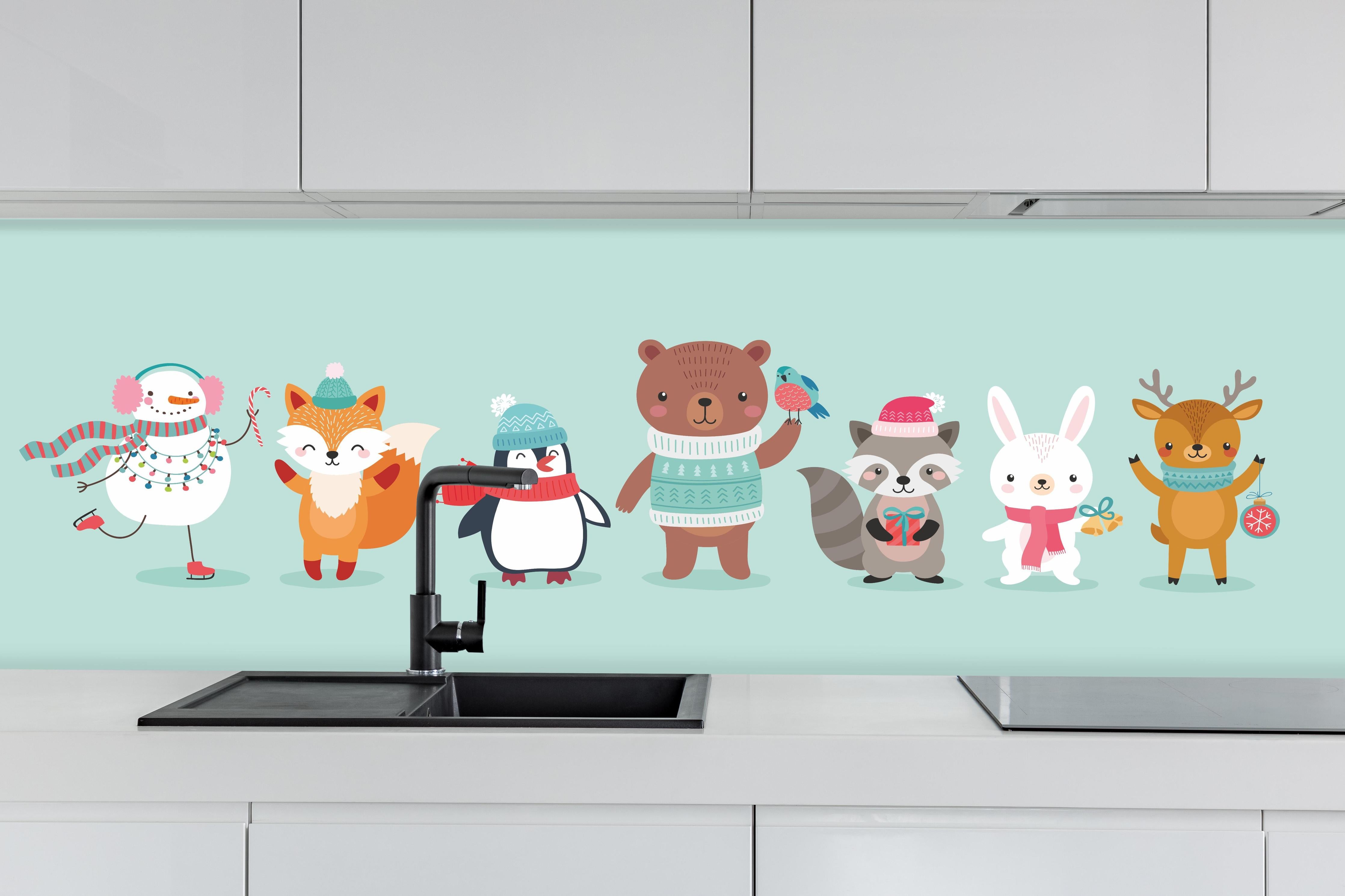 Küche - Winter-Tiere Cartoon Illustration hinter weißen Hochglanz-Küchenregalen und schwarzem Wasserhahn