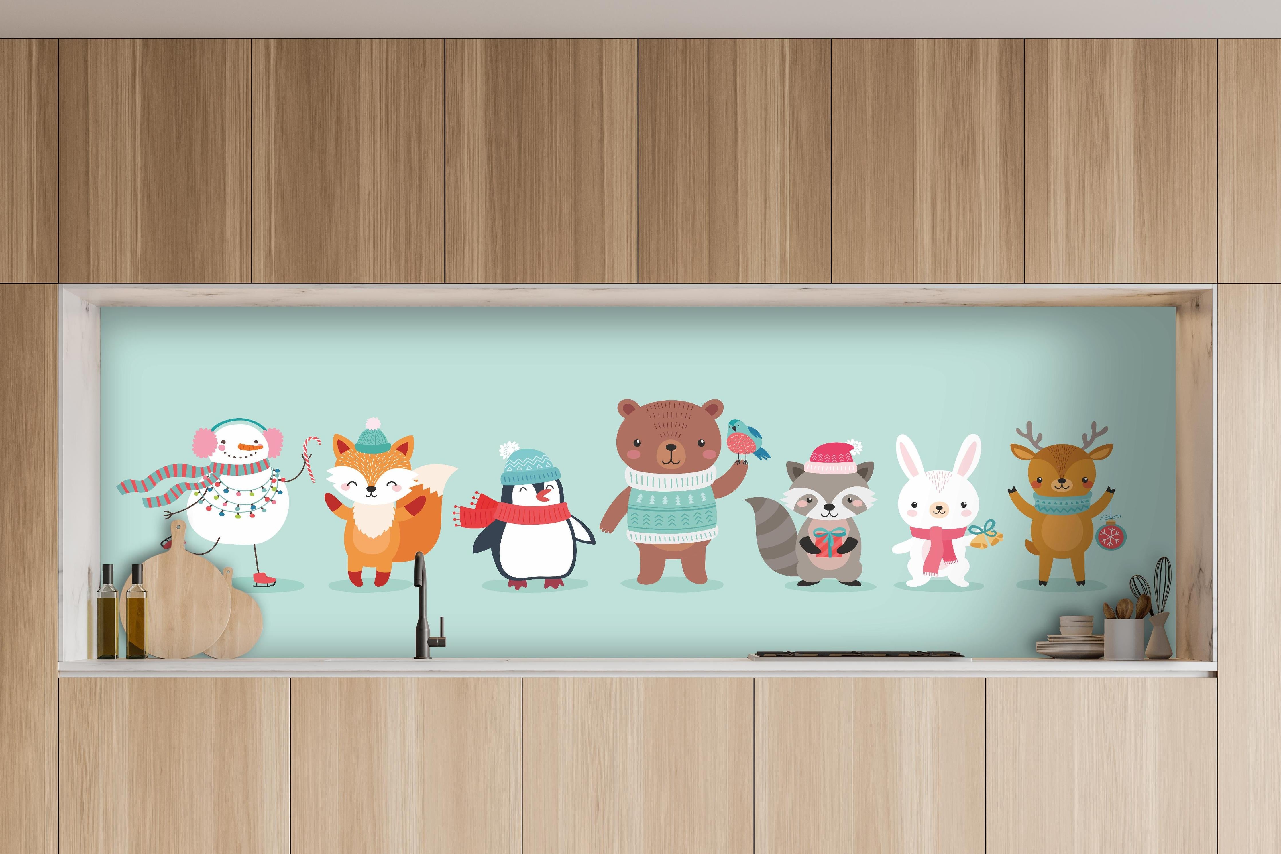 Küche - Winter-Tiere Cartoon Illustration hinter weißen Hochglanz-Küchenregalen und schwarzem Wasserhahn