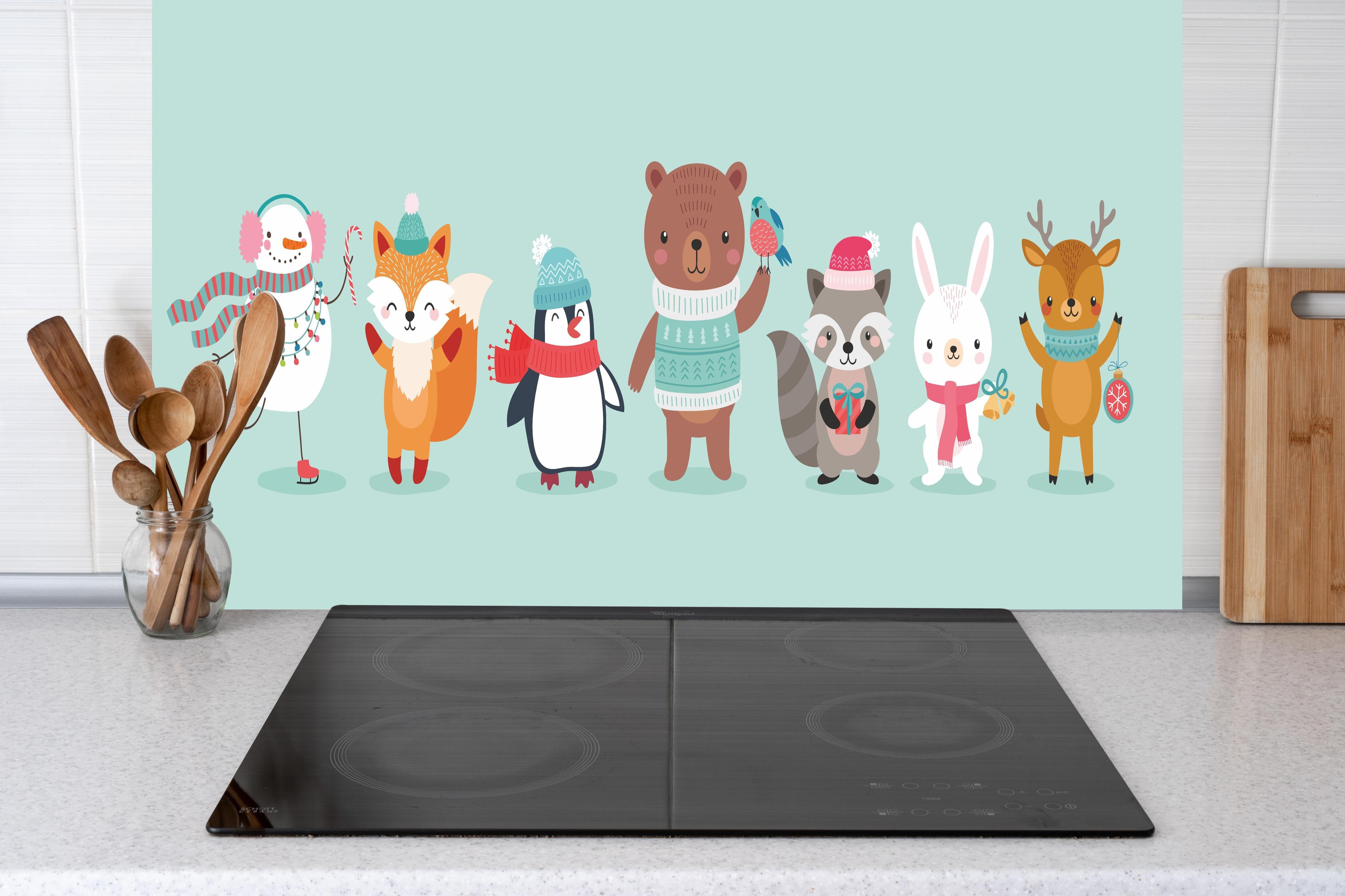 Küche - Winter-Tiere Cartoon Illustration hinter weißen Hochglanz-Küchenregalen und schwarzem Wasserhahn