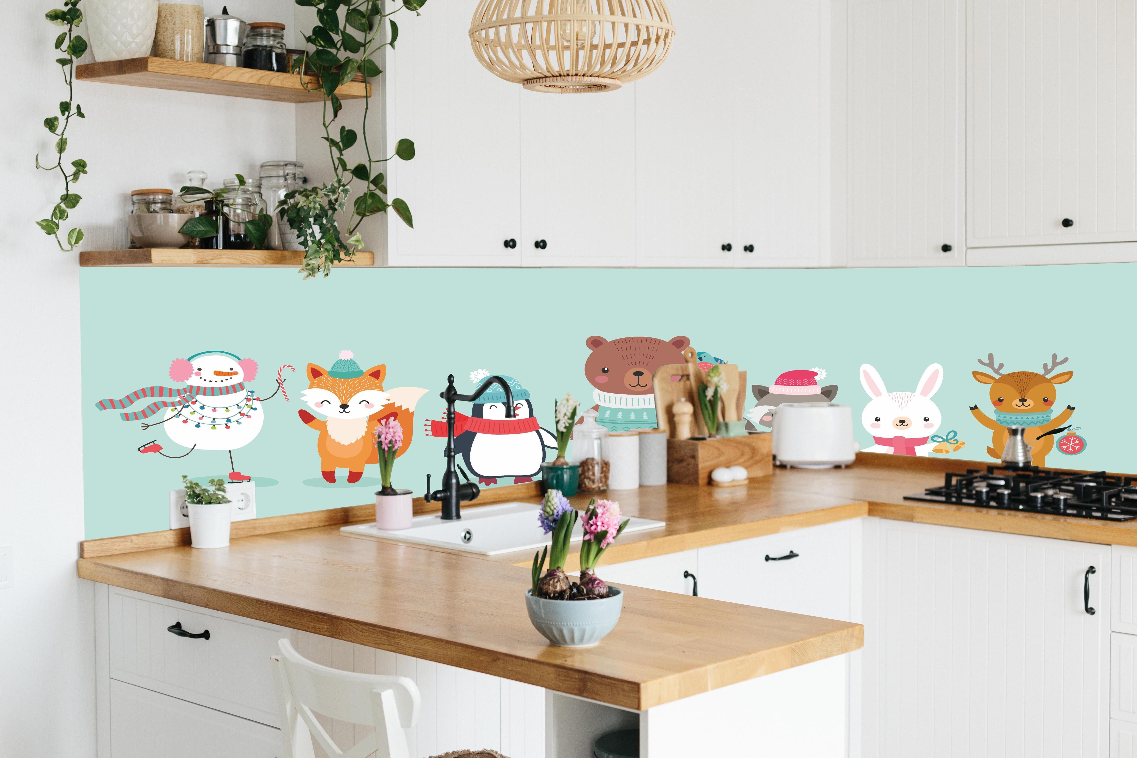 Küche - Winter-Tiere Cartoon Illustration hinter weißen Hochglanz-Küchenregalen und schwarzem Wasserhahn