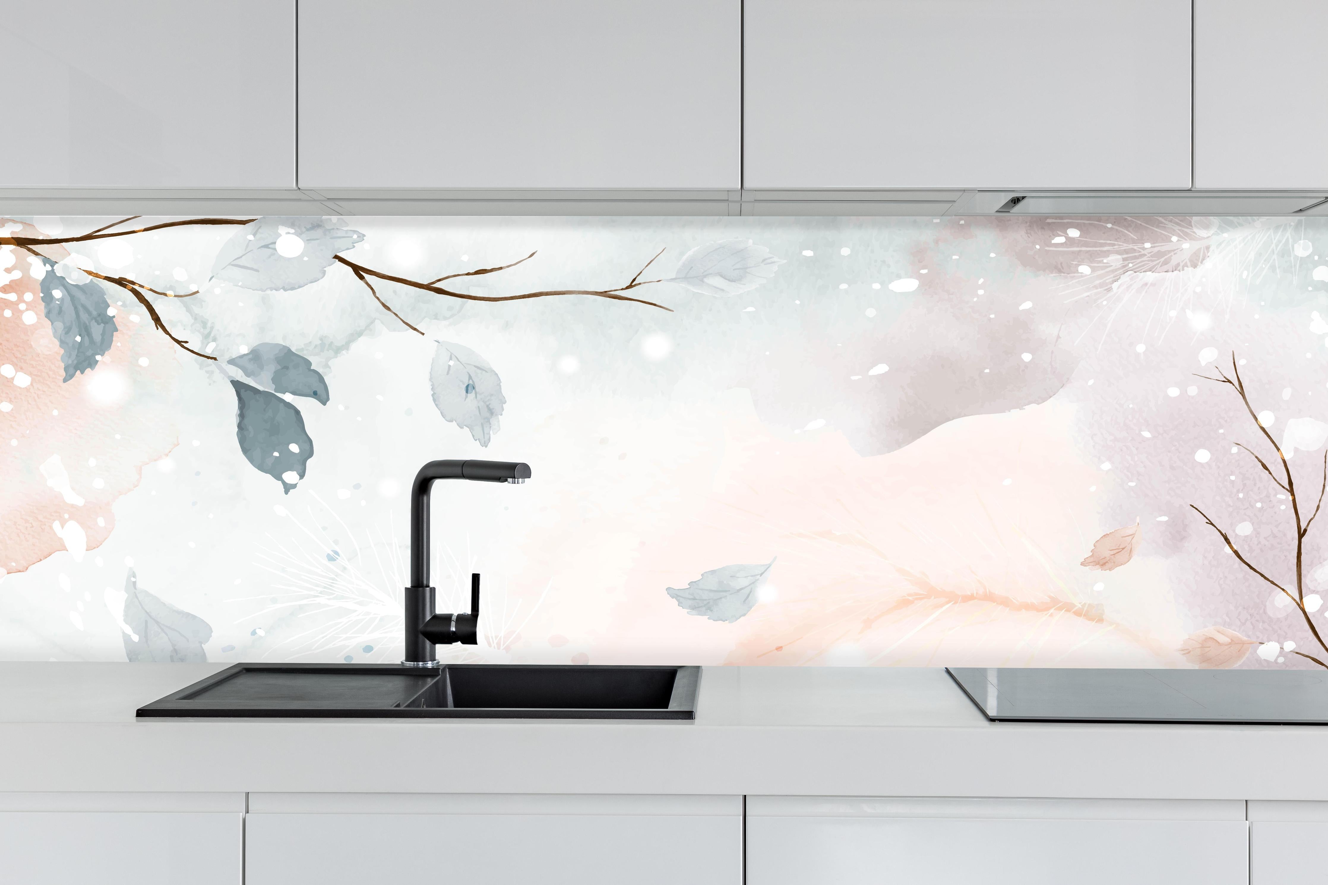 Küche - Winter Zweige in sanften Pastellfarben hinter weißen Hochglanz-Küchenregalen und schwarzem Wasserhahn