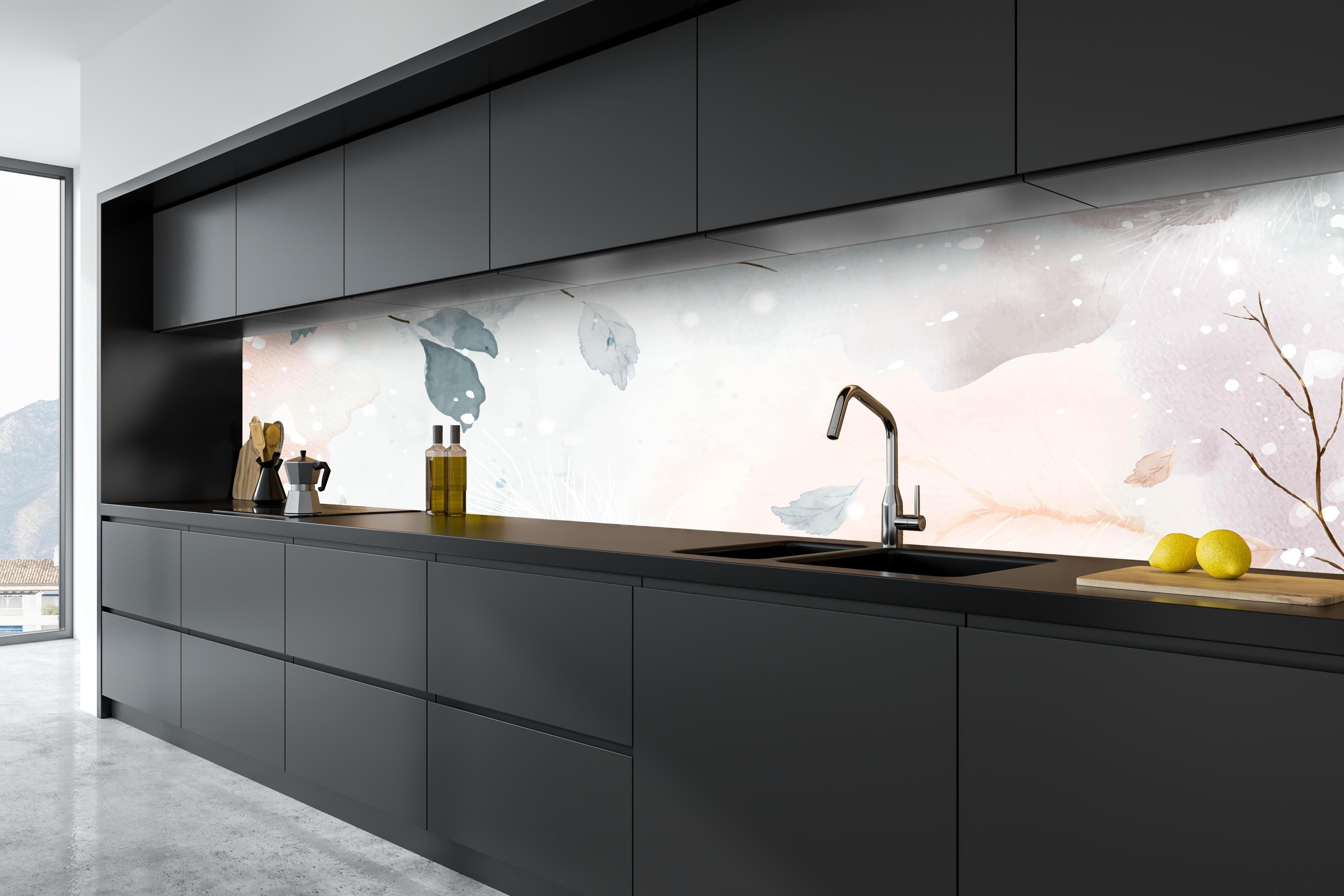 Küche - Winter Zweige in sanften Pastellfarben hinter weißen Hochglanz-Küchenregalen und schwarzem Wasserhahn