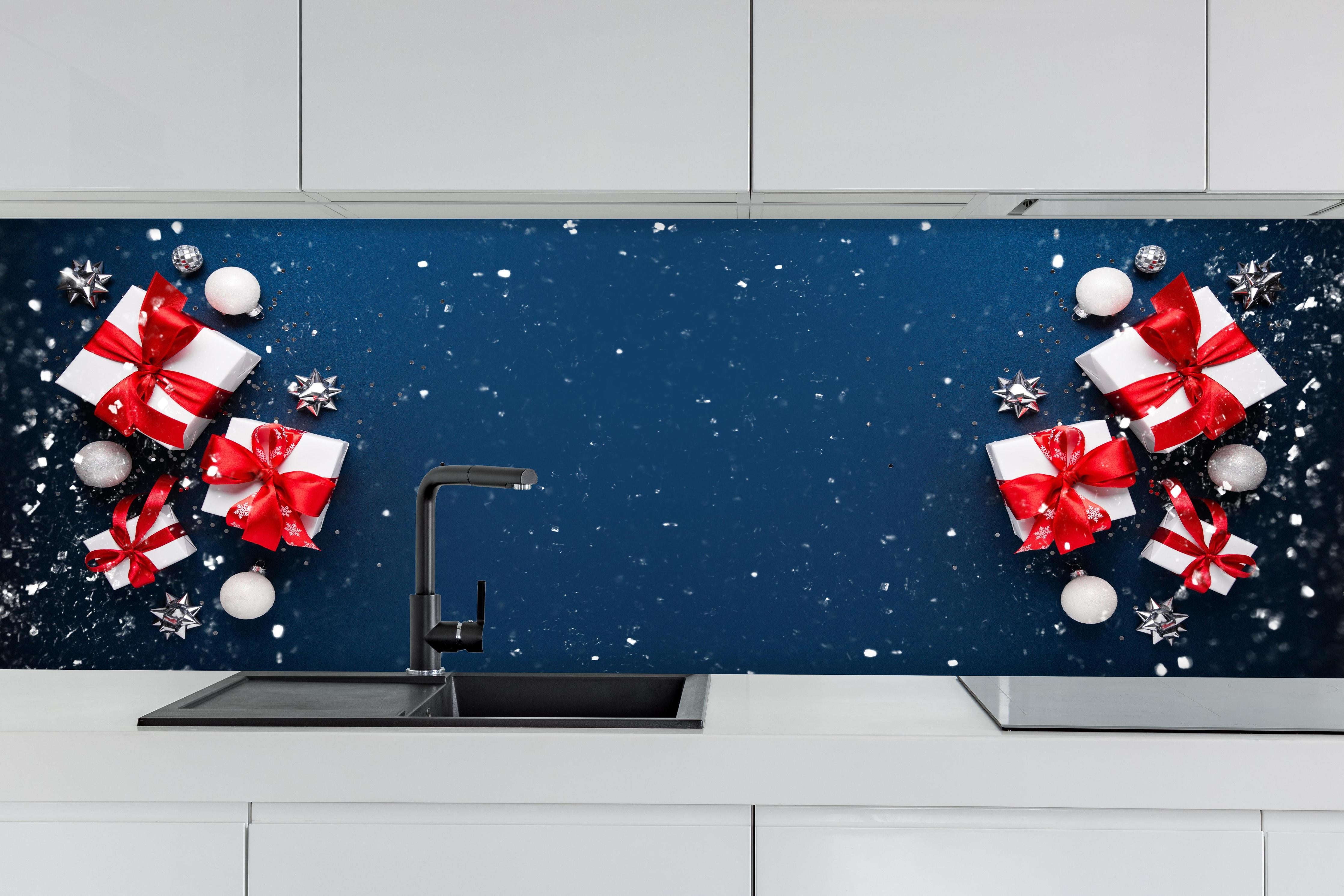Küche - Winterdekoration als Banner hinter weißen Hochglanz-Küchenregalen und schwarzem Wasserhahn