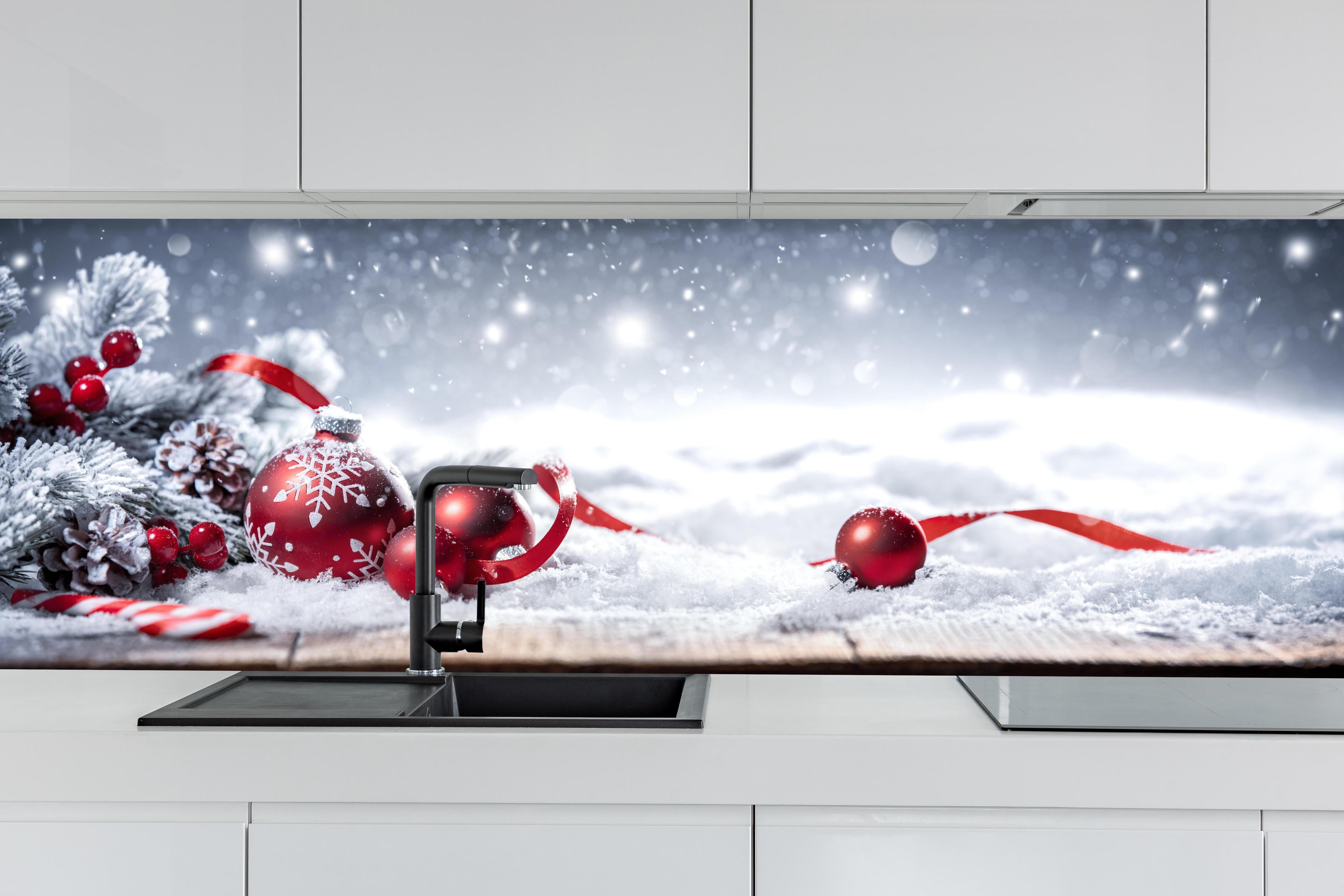 Küche - Winterliche Weihnachtsdekoration hinter weißen Hochglanz-Küchenregalen und schwarzem Wasserhahn