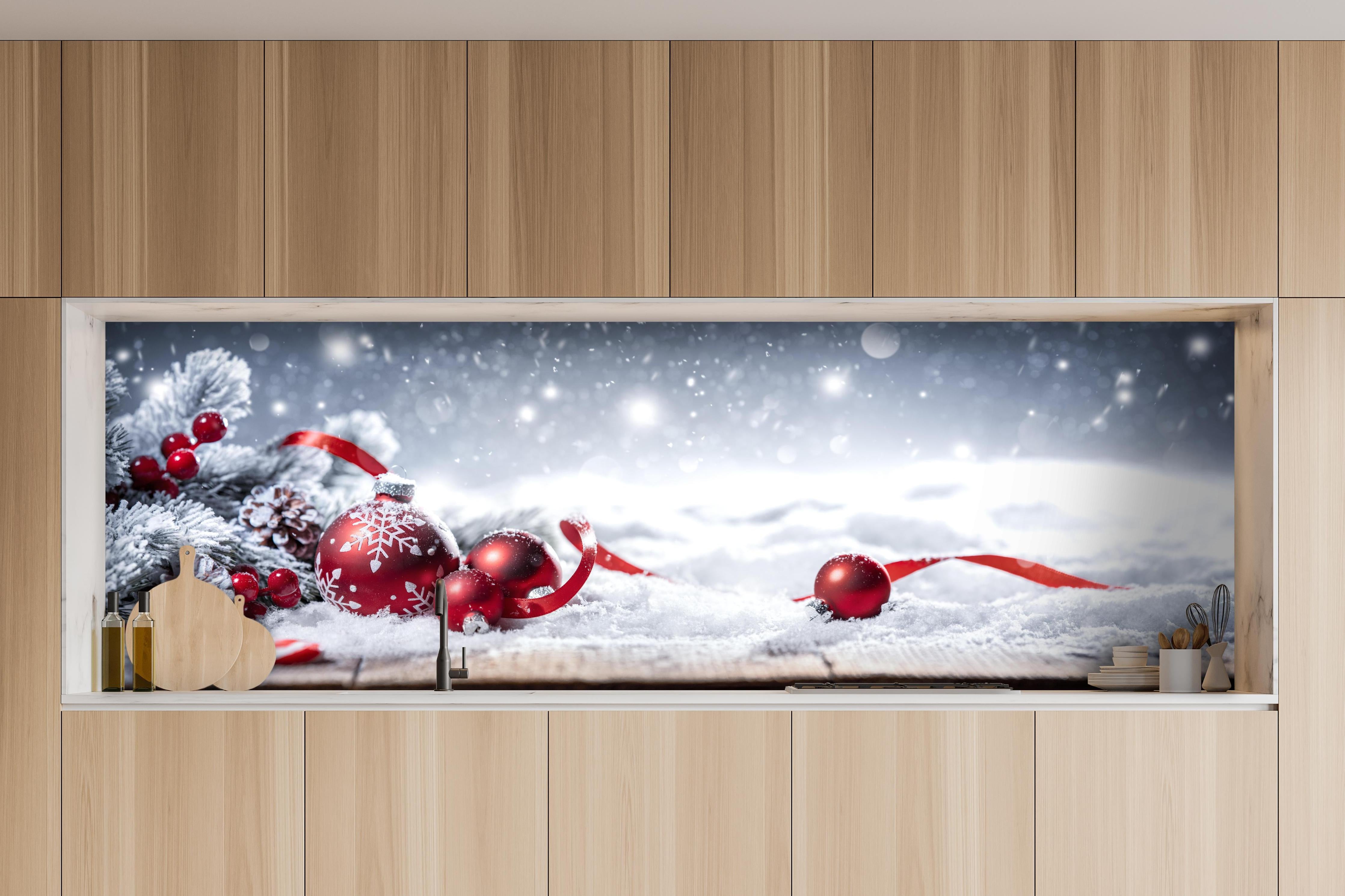 Küche - Winterliche Weihnachtsdekoration hinter weißen Hochglanz-Küchenregalen und schwarzem Wasserhahn