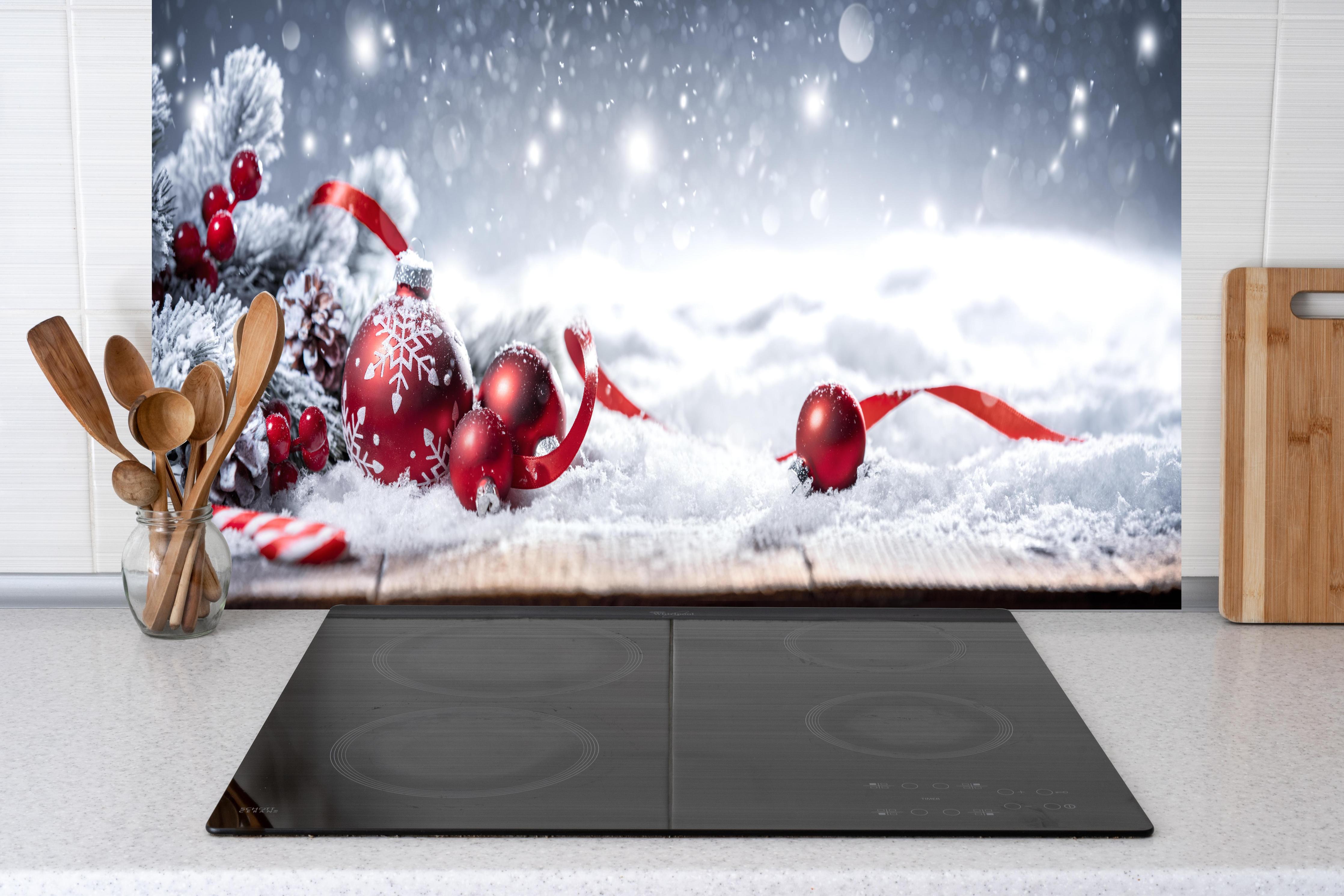 Küche - Winterliche Weihnachtsdekoration hinter weißen Hochglanz-Küchenregalen und schwarzem Wasserhahn