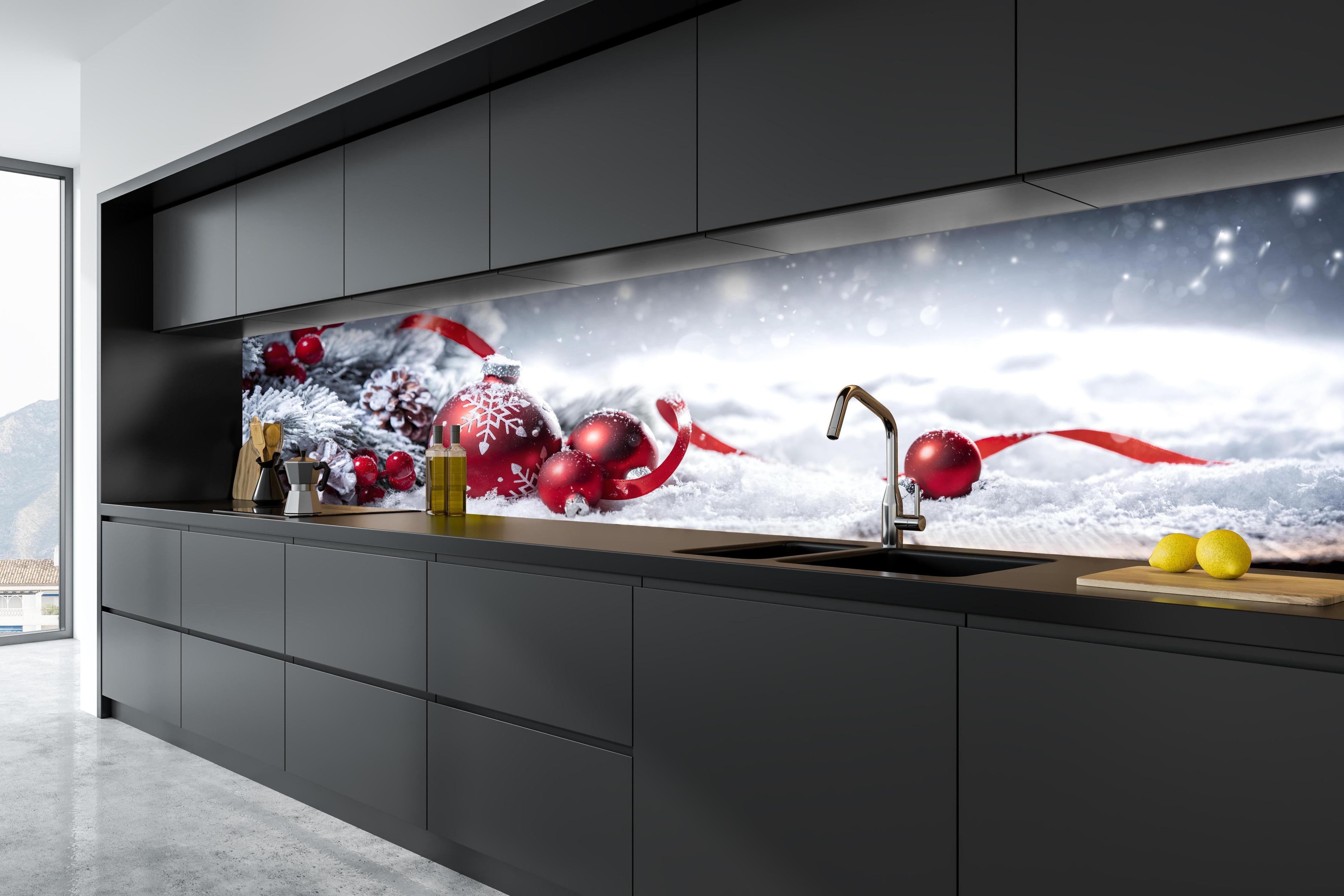 Küche - Winterliche Weihnachtsdekoration hinter weißen Hochglanz-Küchenregalen und schwarzem Wasserhahn