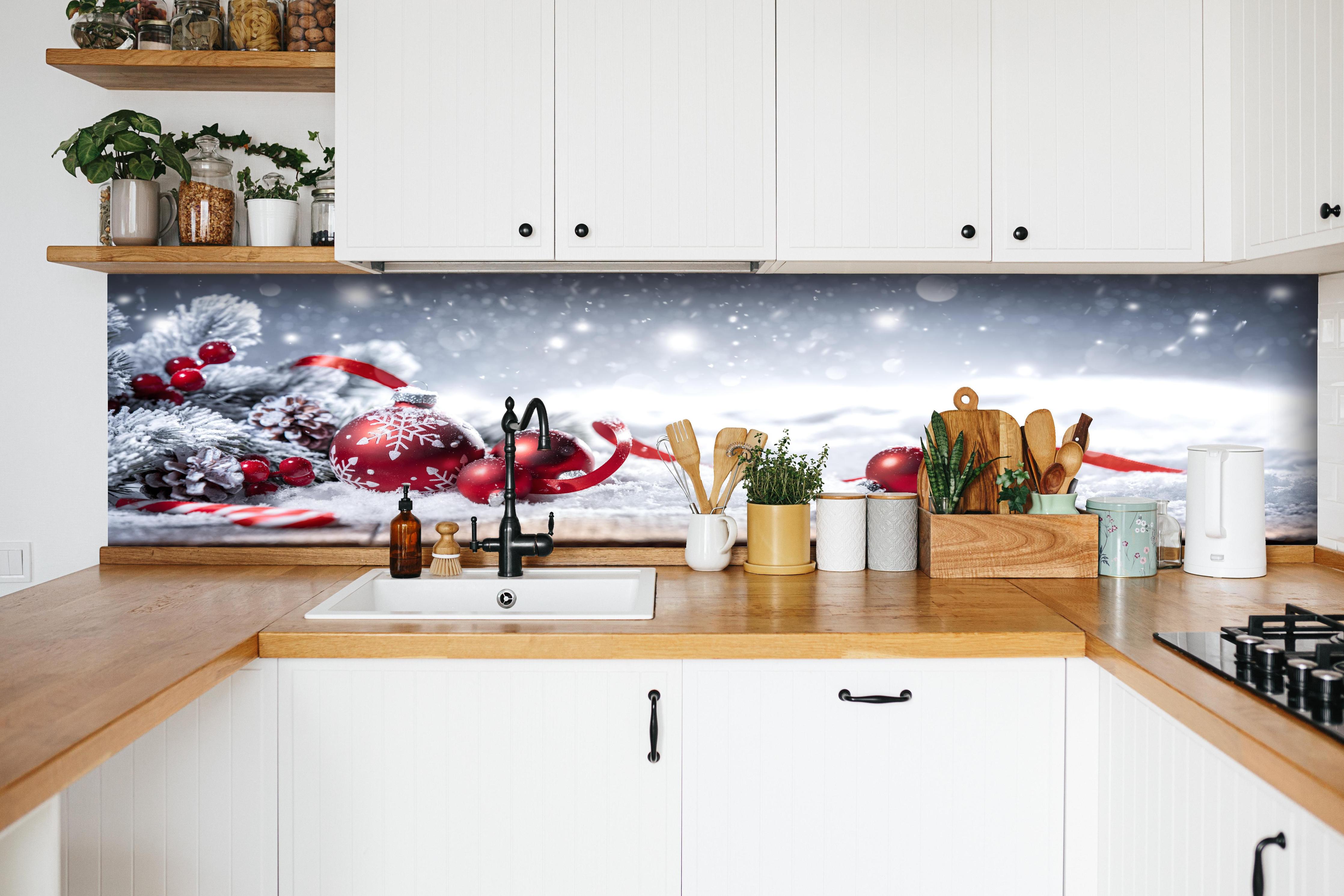 Küche - Winterliche Weihnachtsdekoration hinter weißen Hochglanz-Küchenregalen und schwarzem Wasserhahn