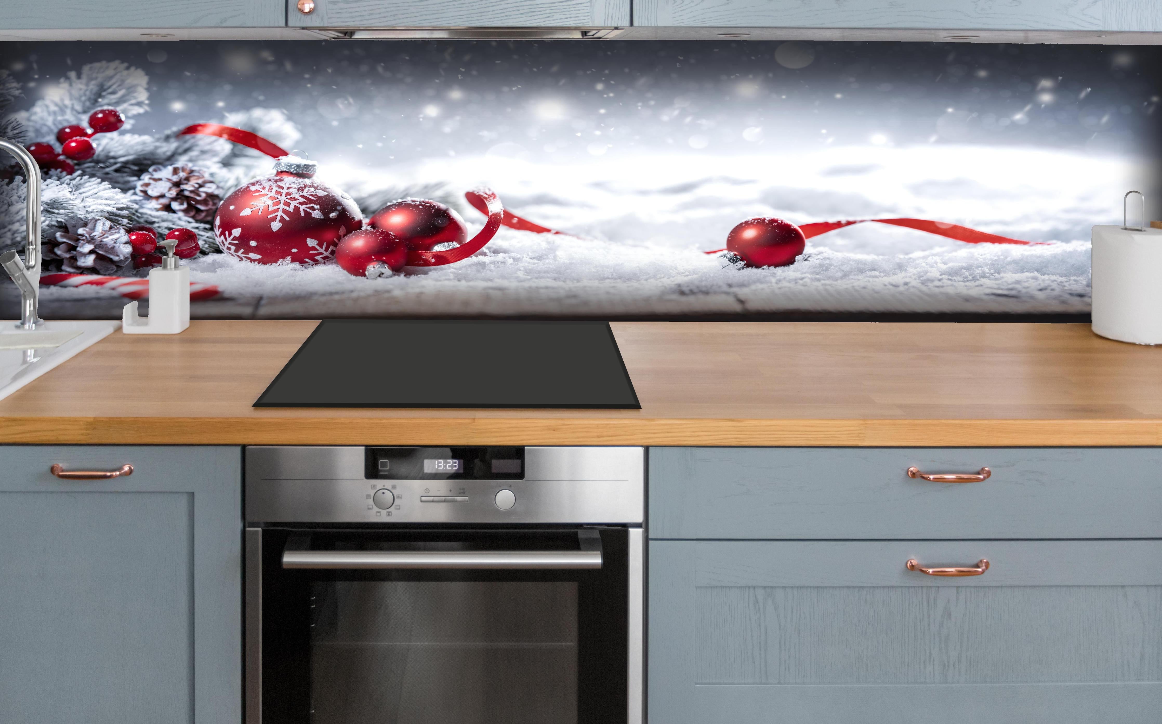 Küche - Winterliche Weihnachtsdekoration hinter weißen Hochglanz-Küchenregalen und schwarzem Wasserhahn