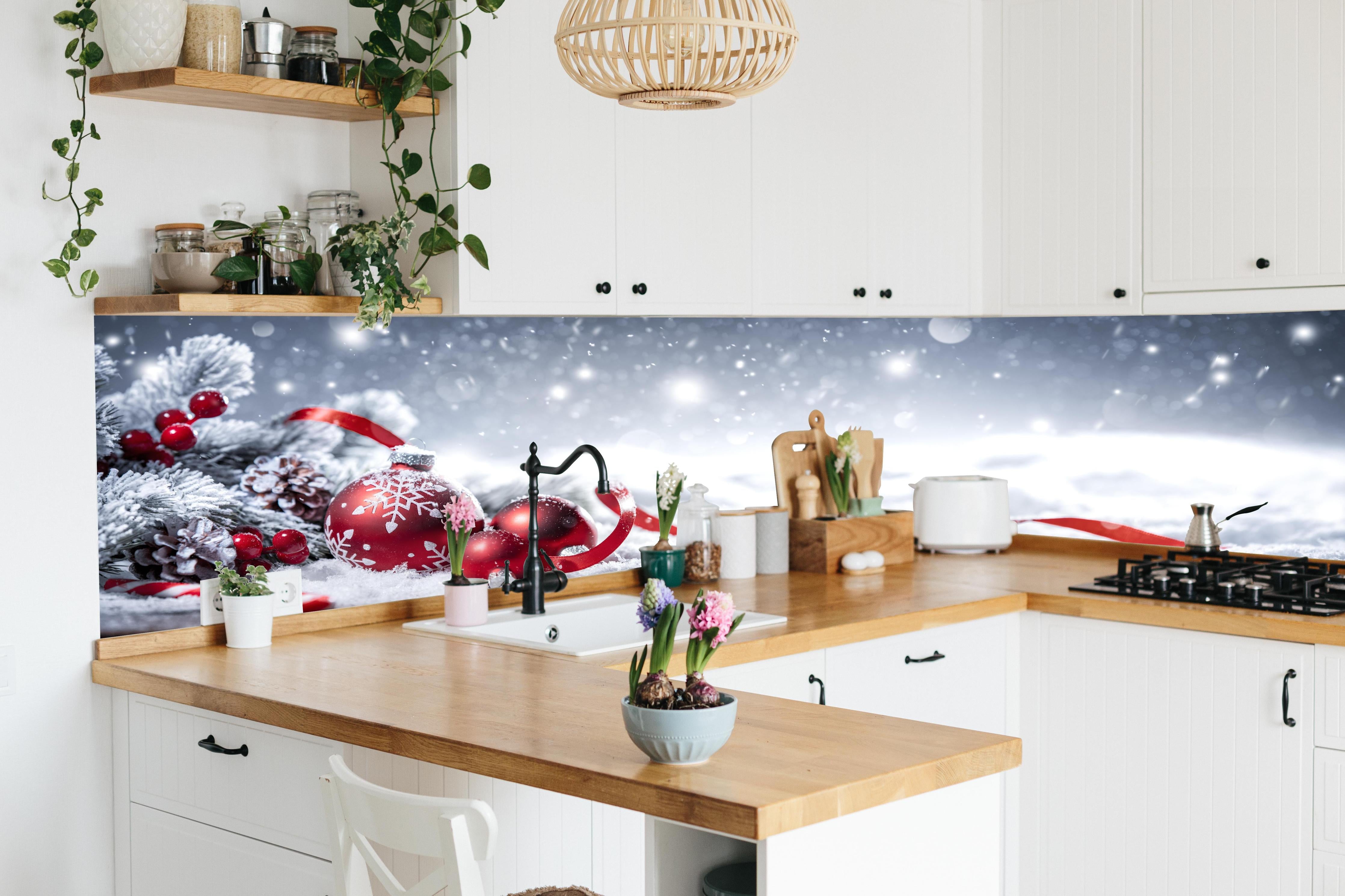 Küche - Winterliche Weihnachtsdekoration hinter weißen Hochglanz-Küchenregalen und schwarzem Wasserhahn