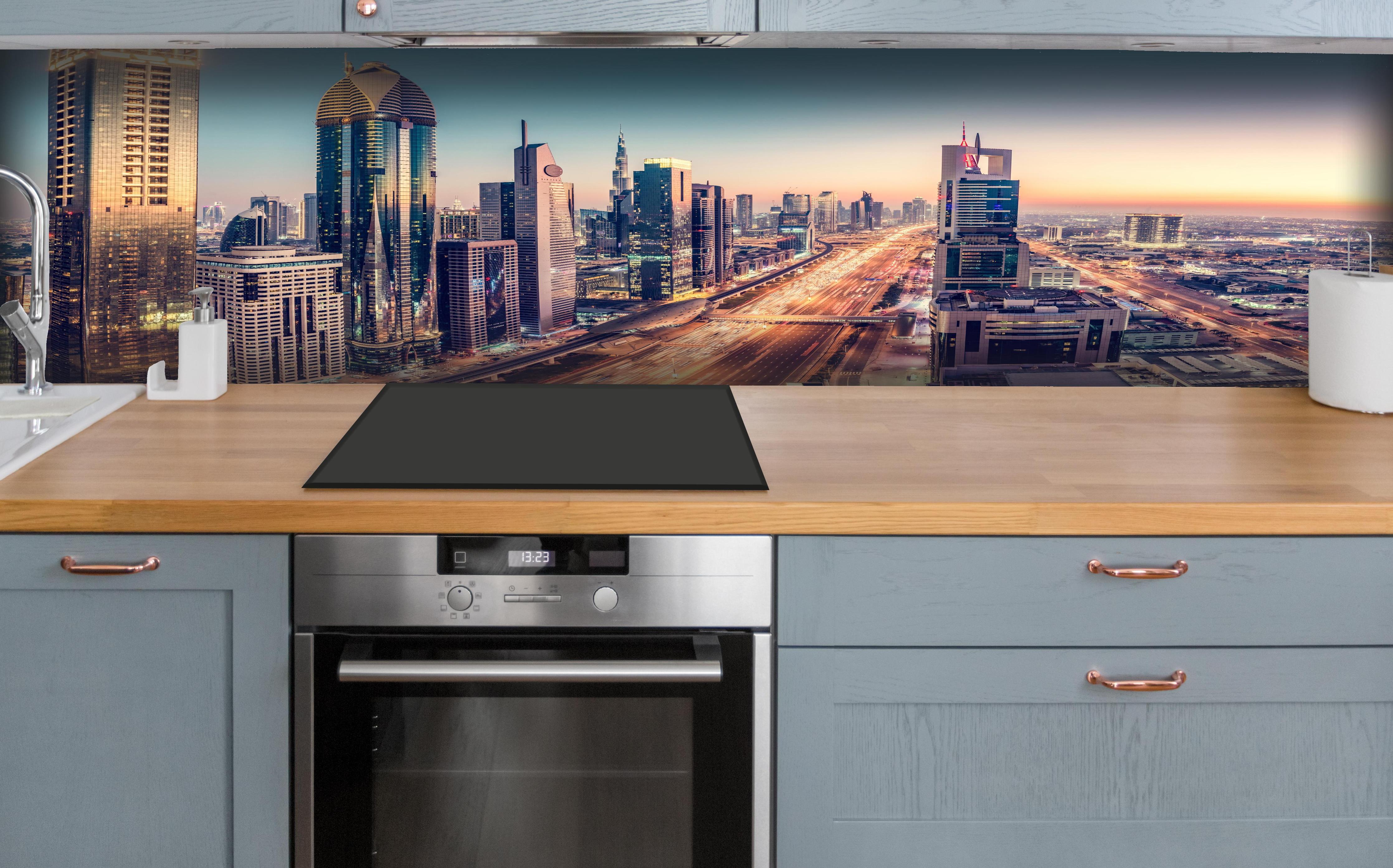 Küche - Wolkenkratzer - Hochhäuser in der Innenstadt von Dubai hinter weißen Hochglanz-Küchenregalen und schwarzem Wasserhahn