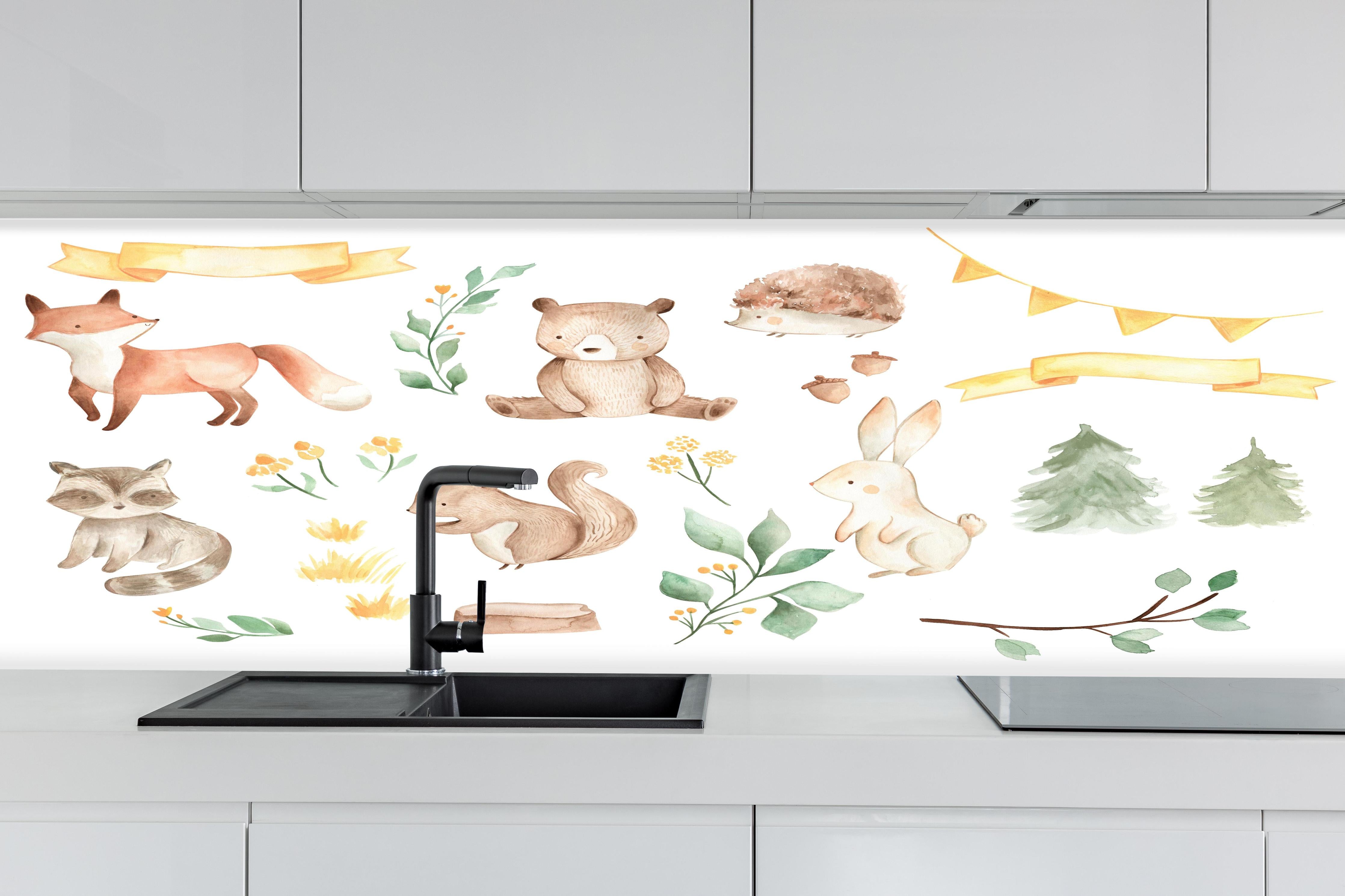 Küche - Woodland Tiere - Aquarell hinter weißen Hochglanz-Küchenregalen und schwarzem Wasserhahn