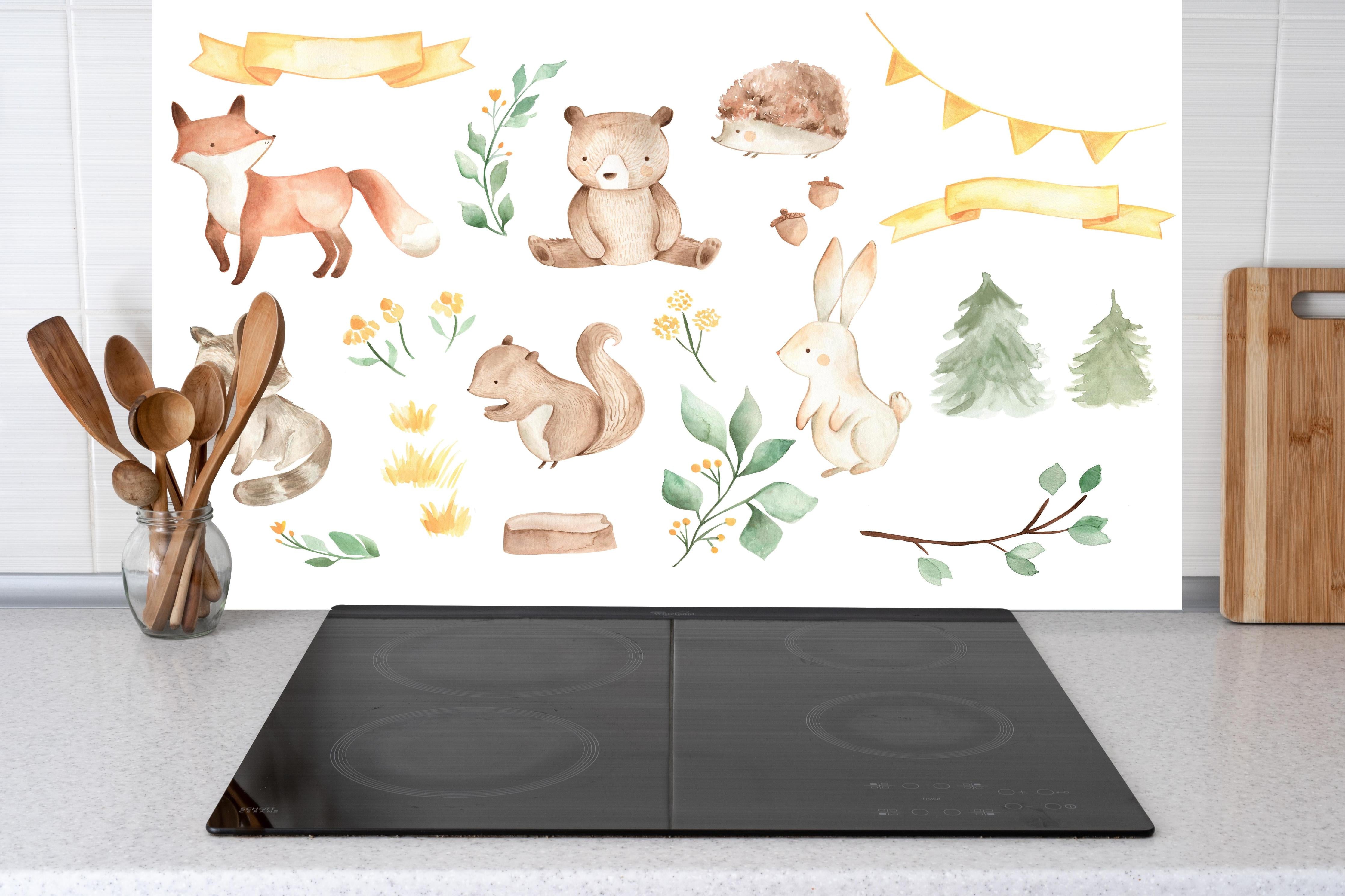 Küche - Woodland Tiere - Aquarell hinter weißen Hochglanz-Küchenregalen und schwarzem Wasserhahn