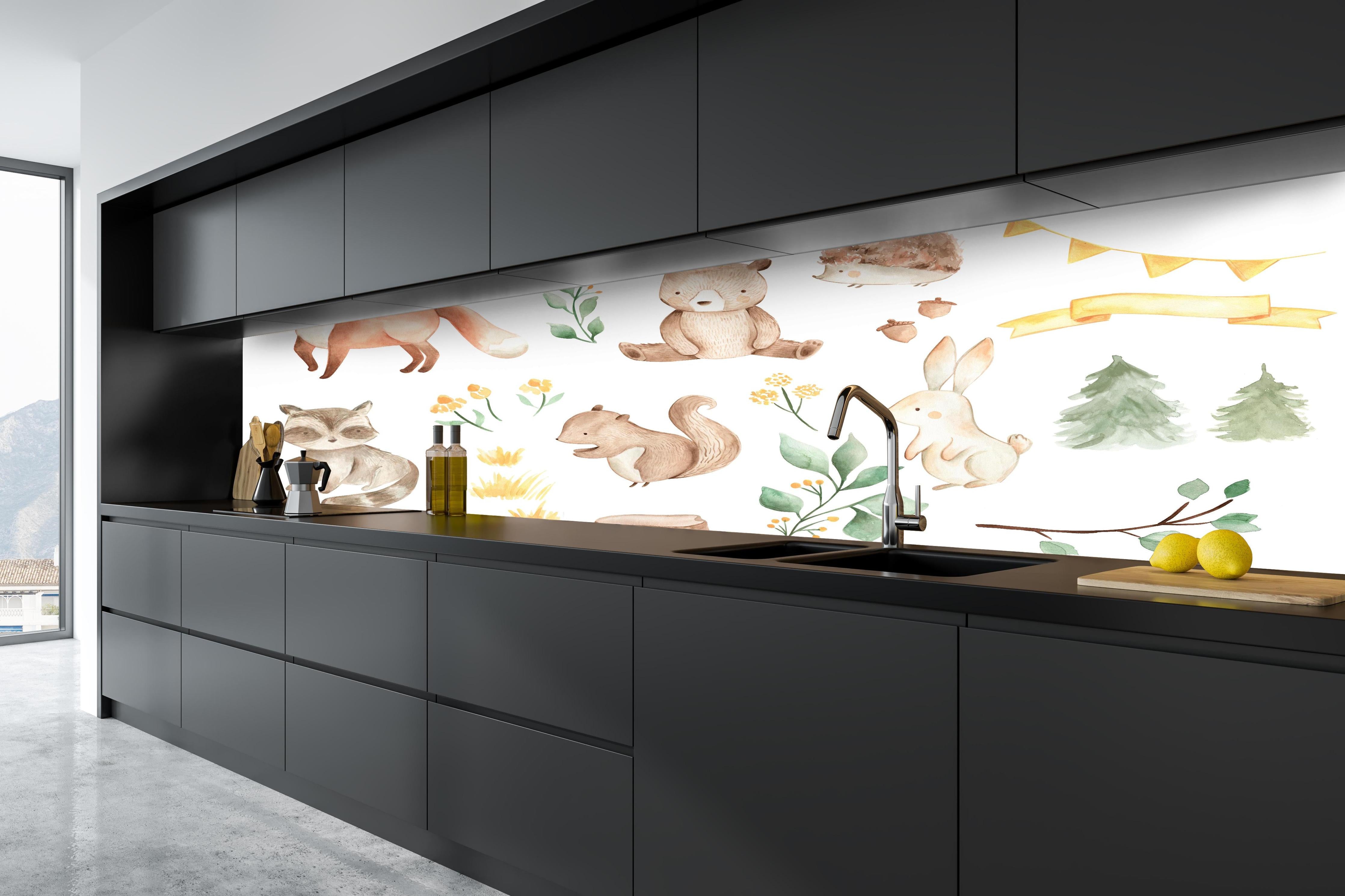 Küche - Woodland Tiere - Aquarell hinter weißen Hochglanz-Küchenregalen und schwarzem Wasserhahn