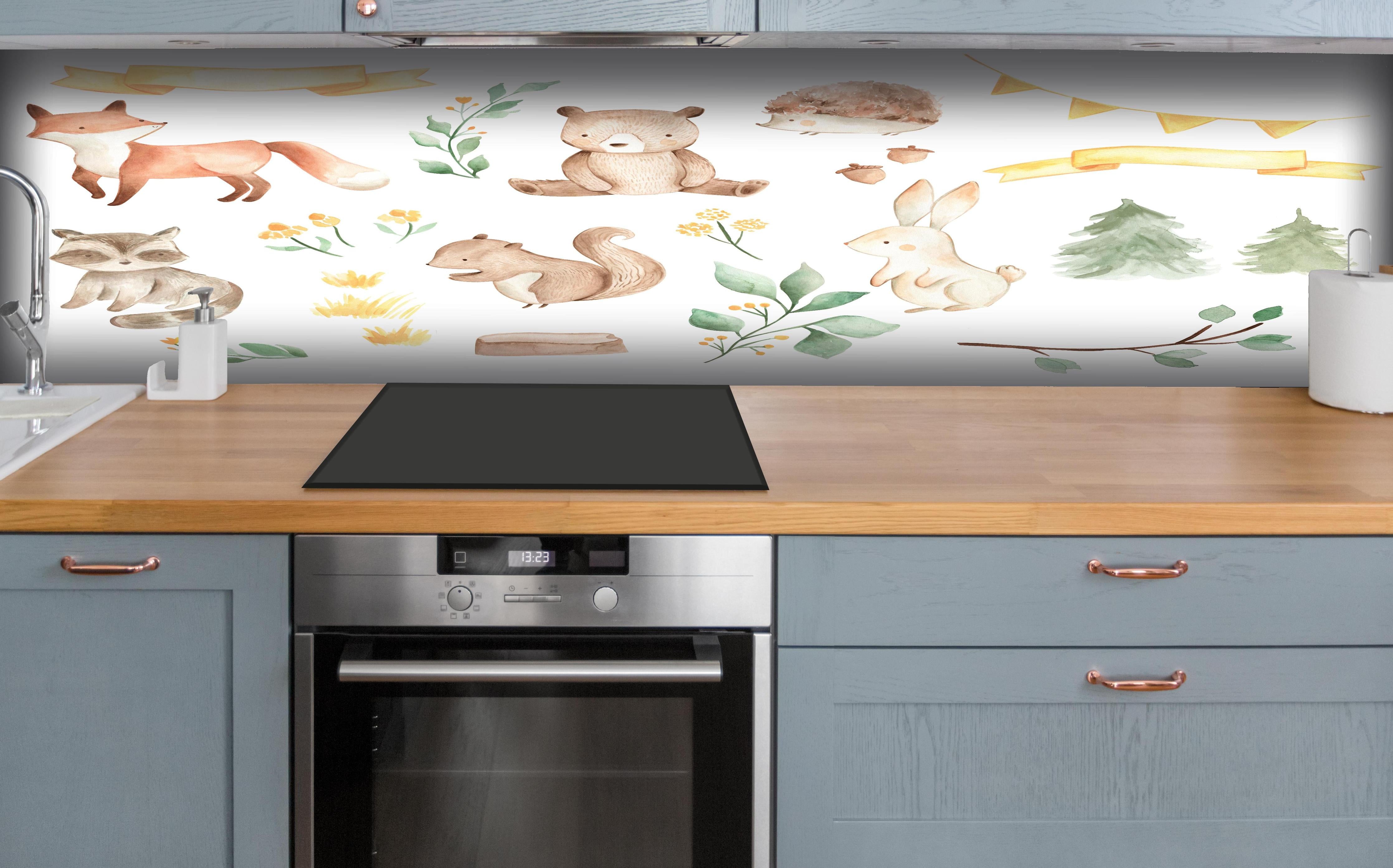 Küche - Woodland Tiere - Aquarell hinter weißen Hochglanz-Küchenregalen und schwarzem Wasserhahn